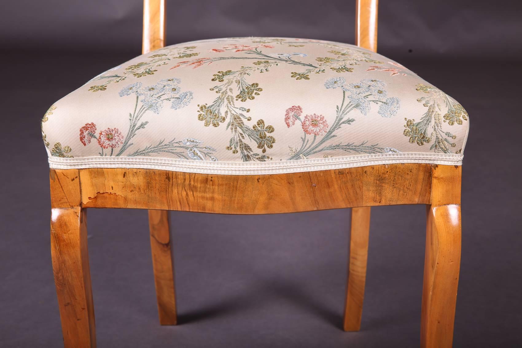 Set di sedie a tre gambe curve Biedermeier dell'inizio del XIX secolo in vendita 3