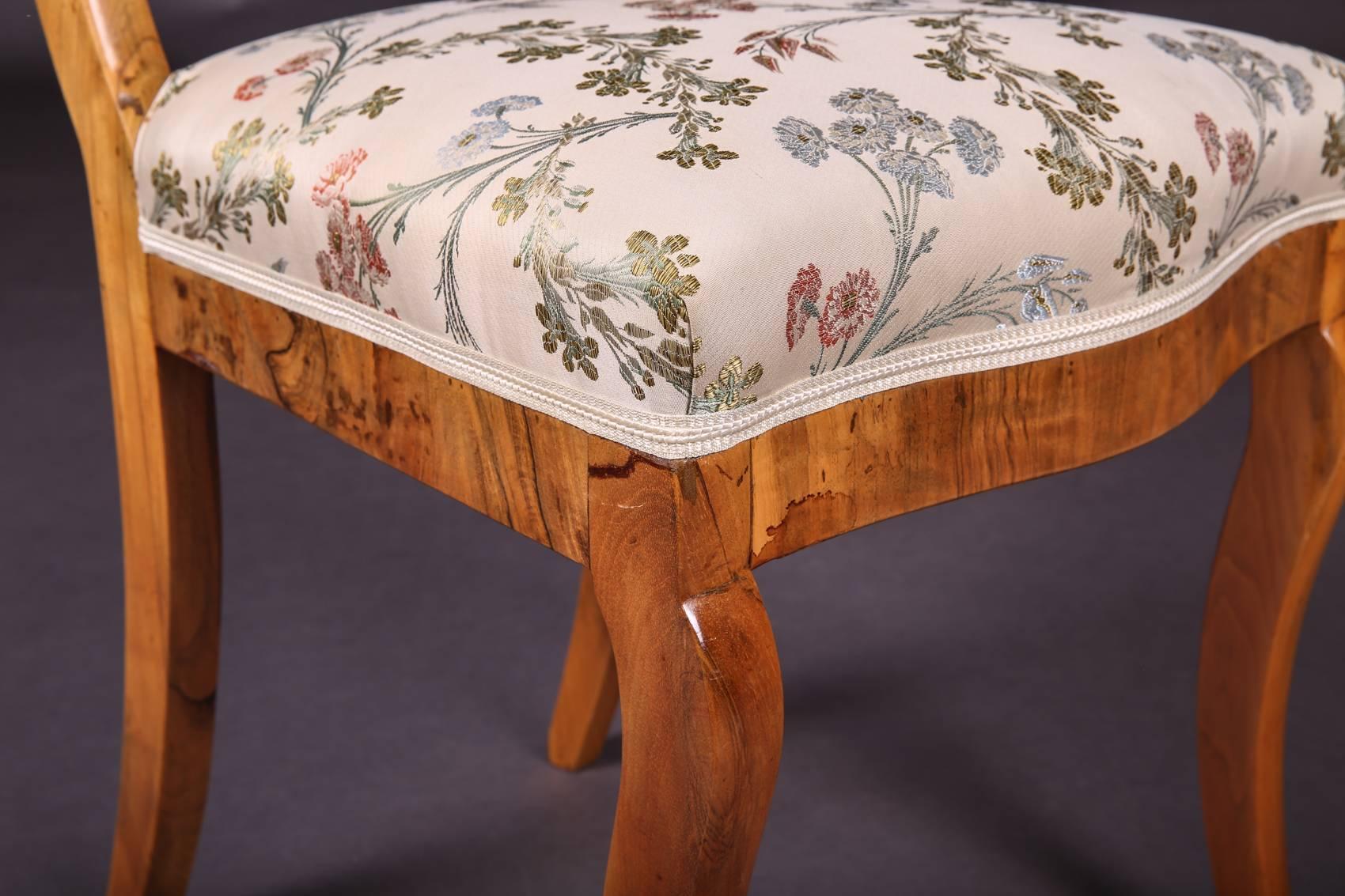 Set di sedie a tre gambe curve Biedermeier dell'inizio del XIX secolo in vendita 4