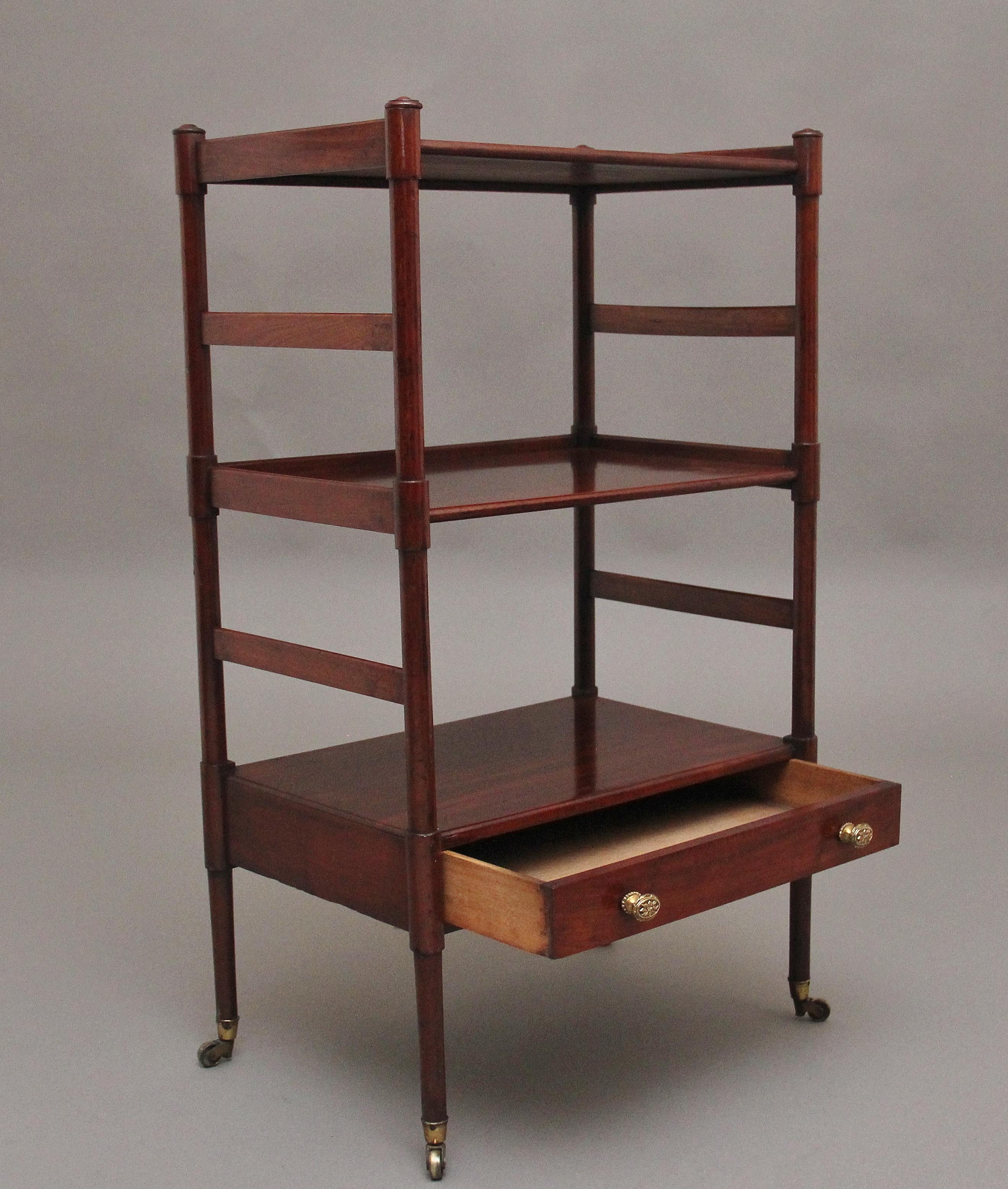 Table d'appoint / d'appoint à trois niveaux en acajou du début du 19e siècle, avec une galerie surélevée de trois quarts sur les deux étagères supérieures et l'étagère inférieure avec un tiroir en frise doublé de chêne, avec les poignées tournées