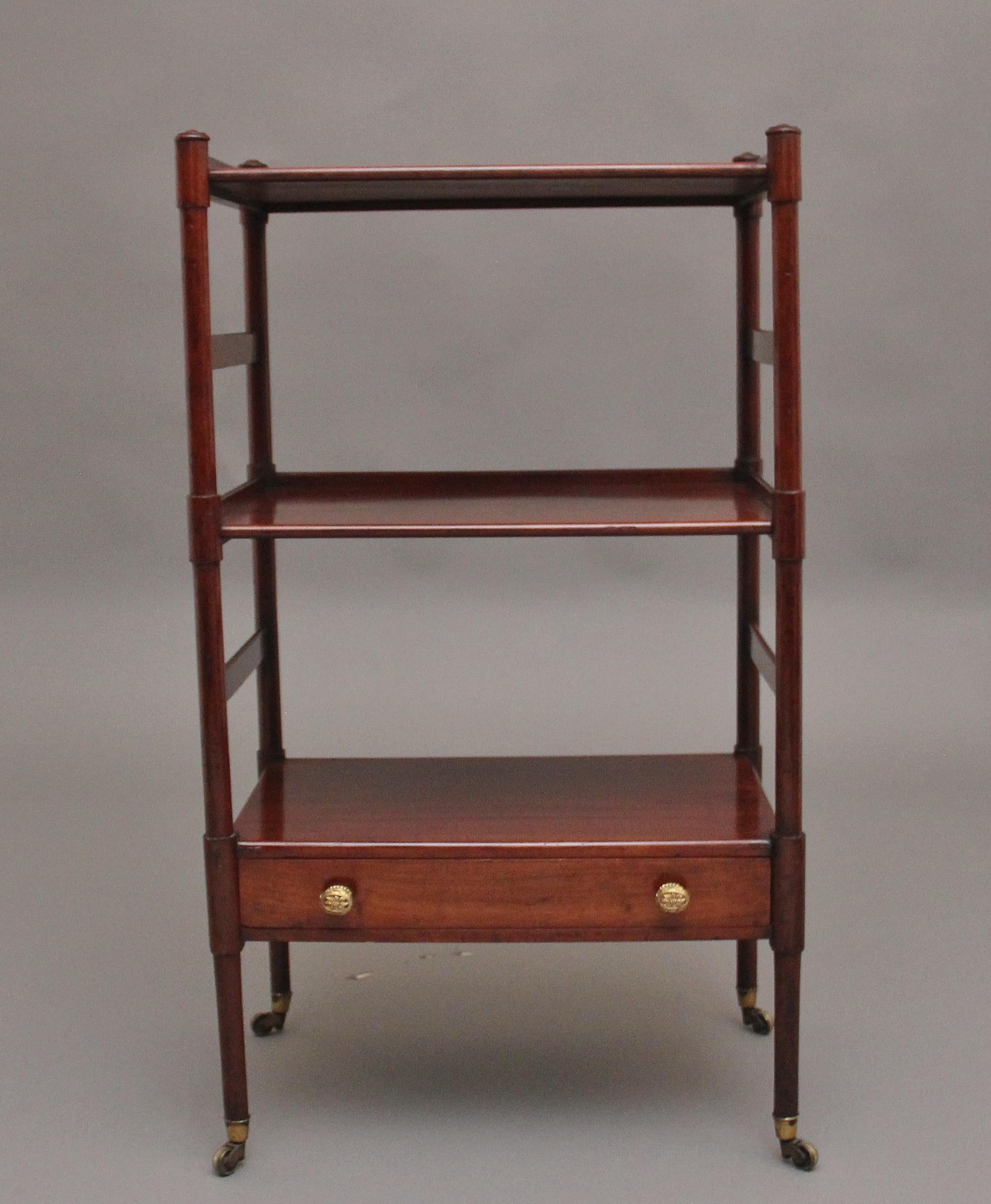 Regency Table d'appoint en acajou à trois niveaux du début du 19e siècle en vente