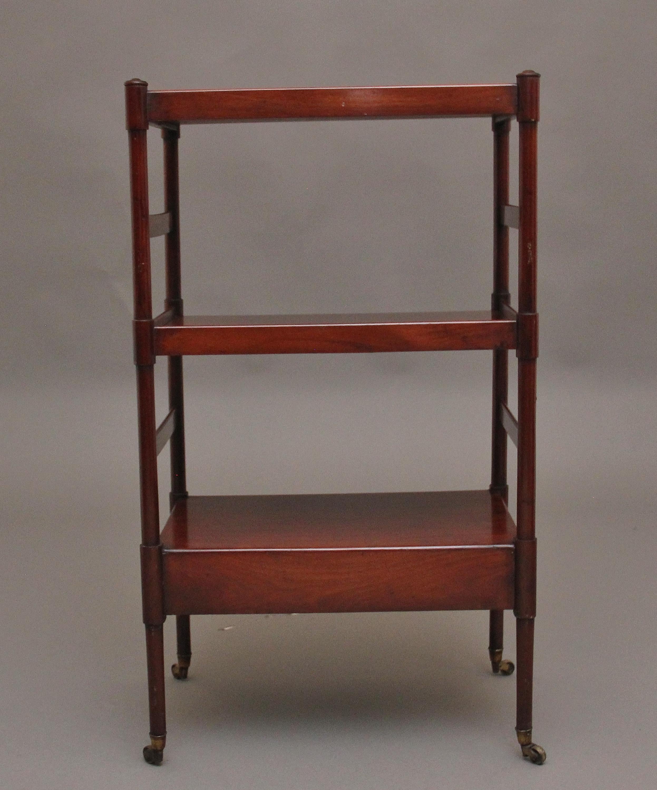 Table d'appoint en acajou à trois niveaux du début du 19e siècle Bon état - En vente à Martlesham, GB