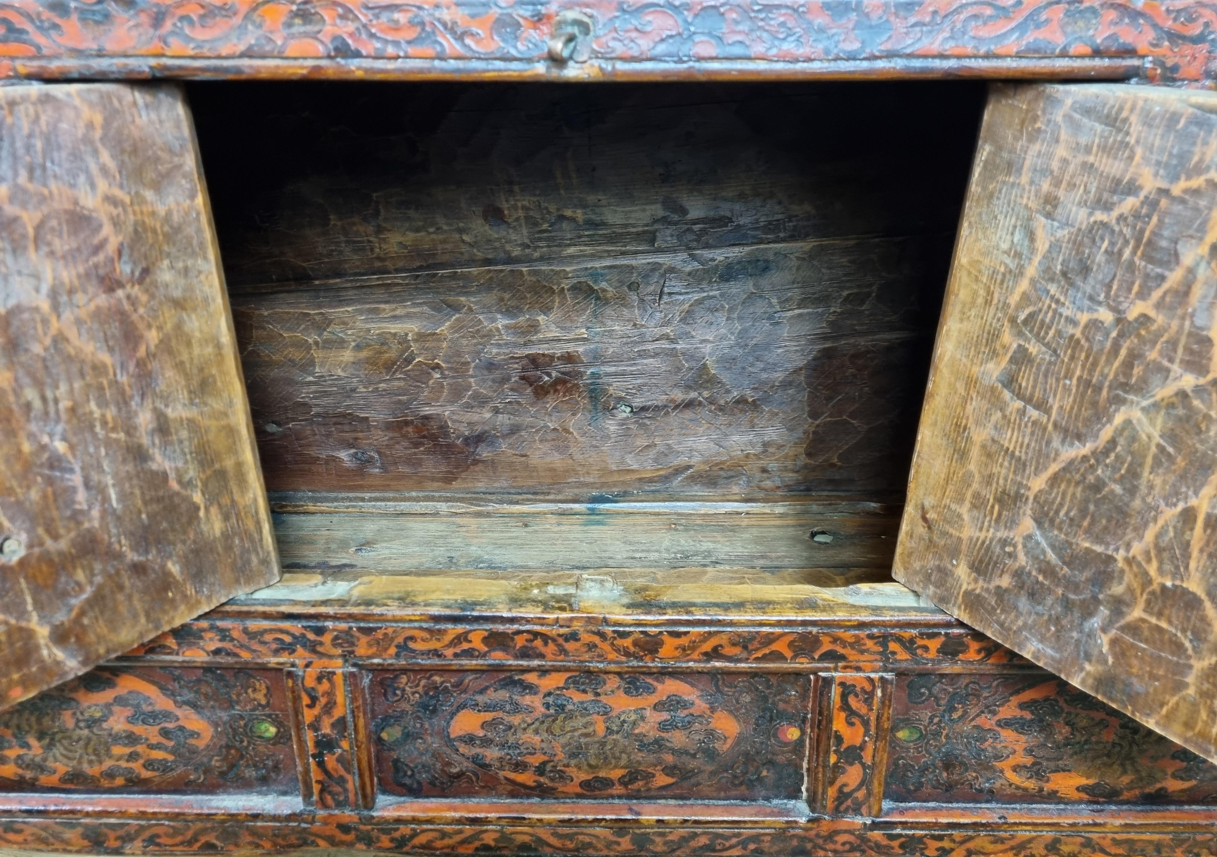 Cabinet tibétain du début du 19e siècle / Cabinet d'autel en vente 3