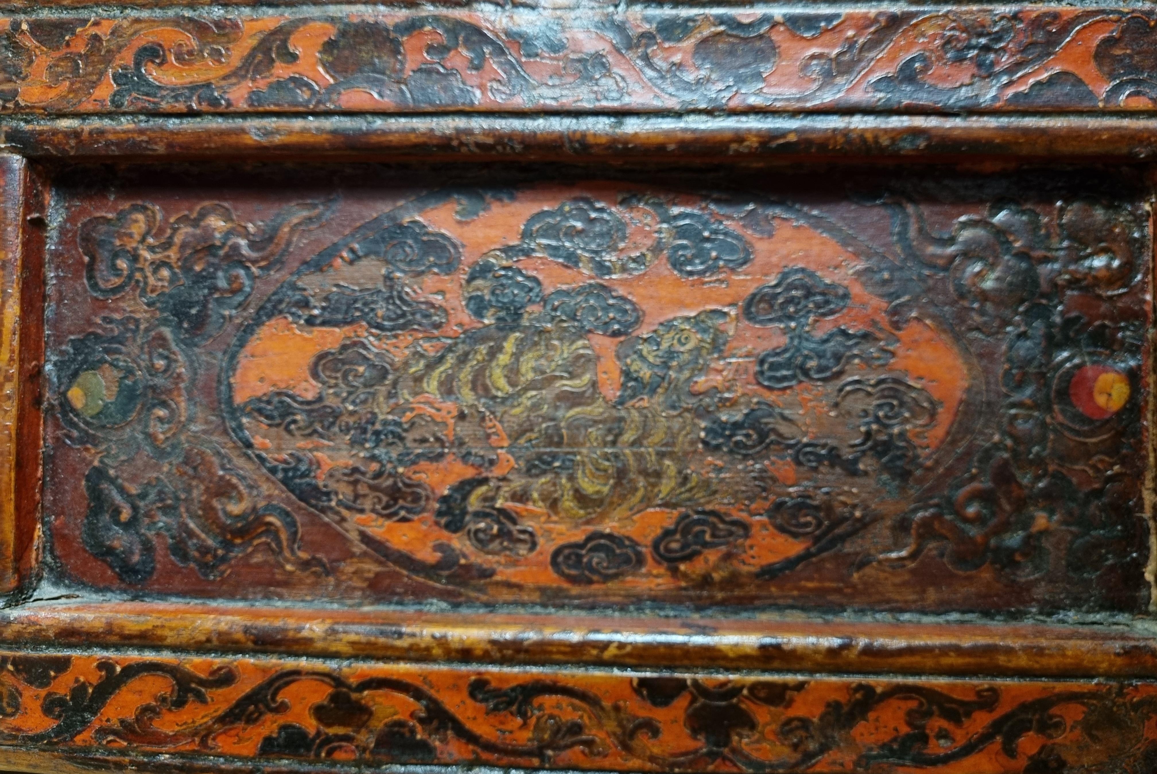 Cabinet tibétain du début du 19e siècle / Cabinet d'autel en vente 2