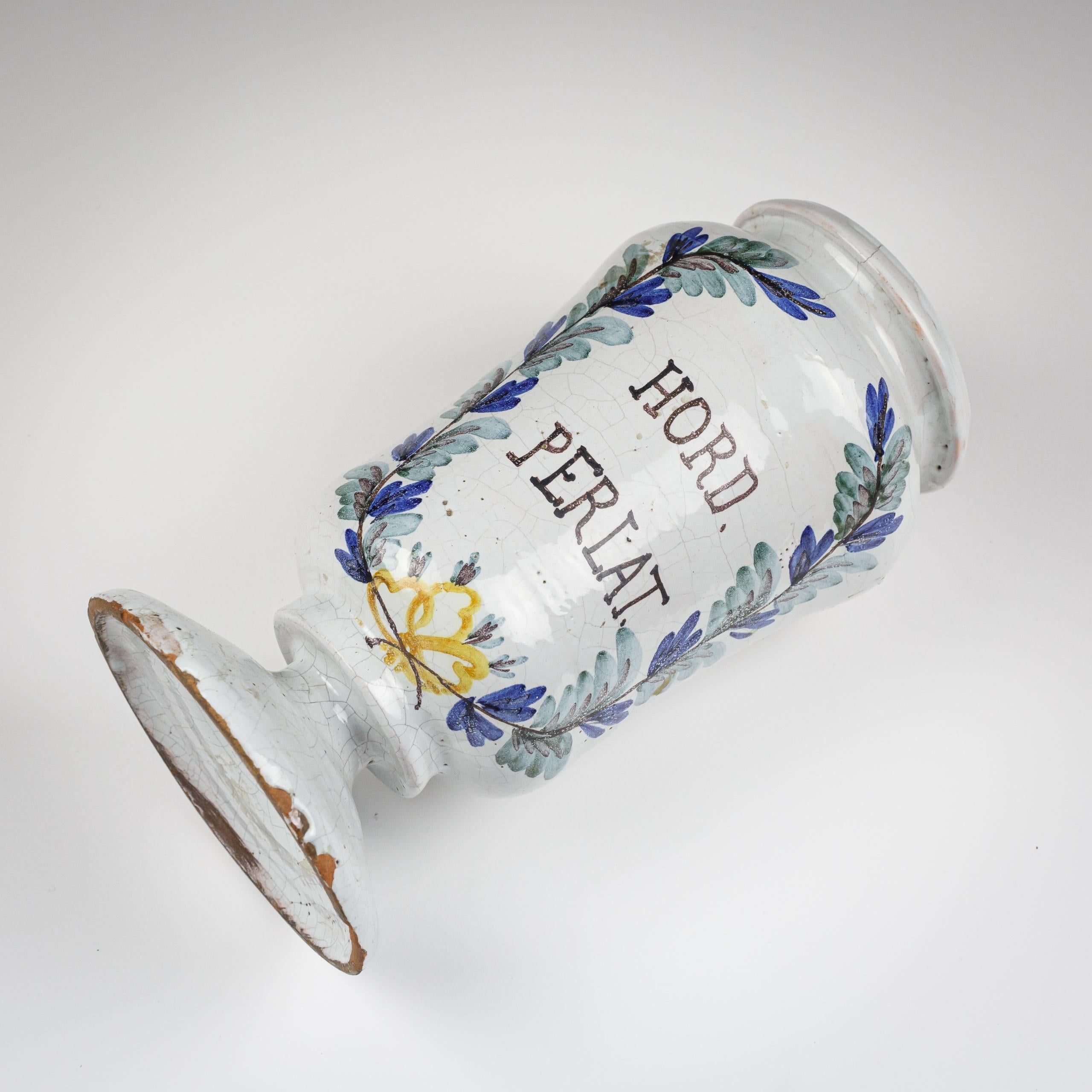 Zinnglasur-Drogenkrug aus dem 18. Jahrhundert, der zur Aufbewahrung von Hord Perlat of Pearl Barley verwendet wurde. Italien, ca. 1760. Guter Zustand, kleine Schönheitsfehler in der Glasur.