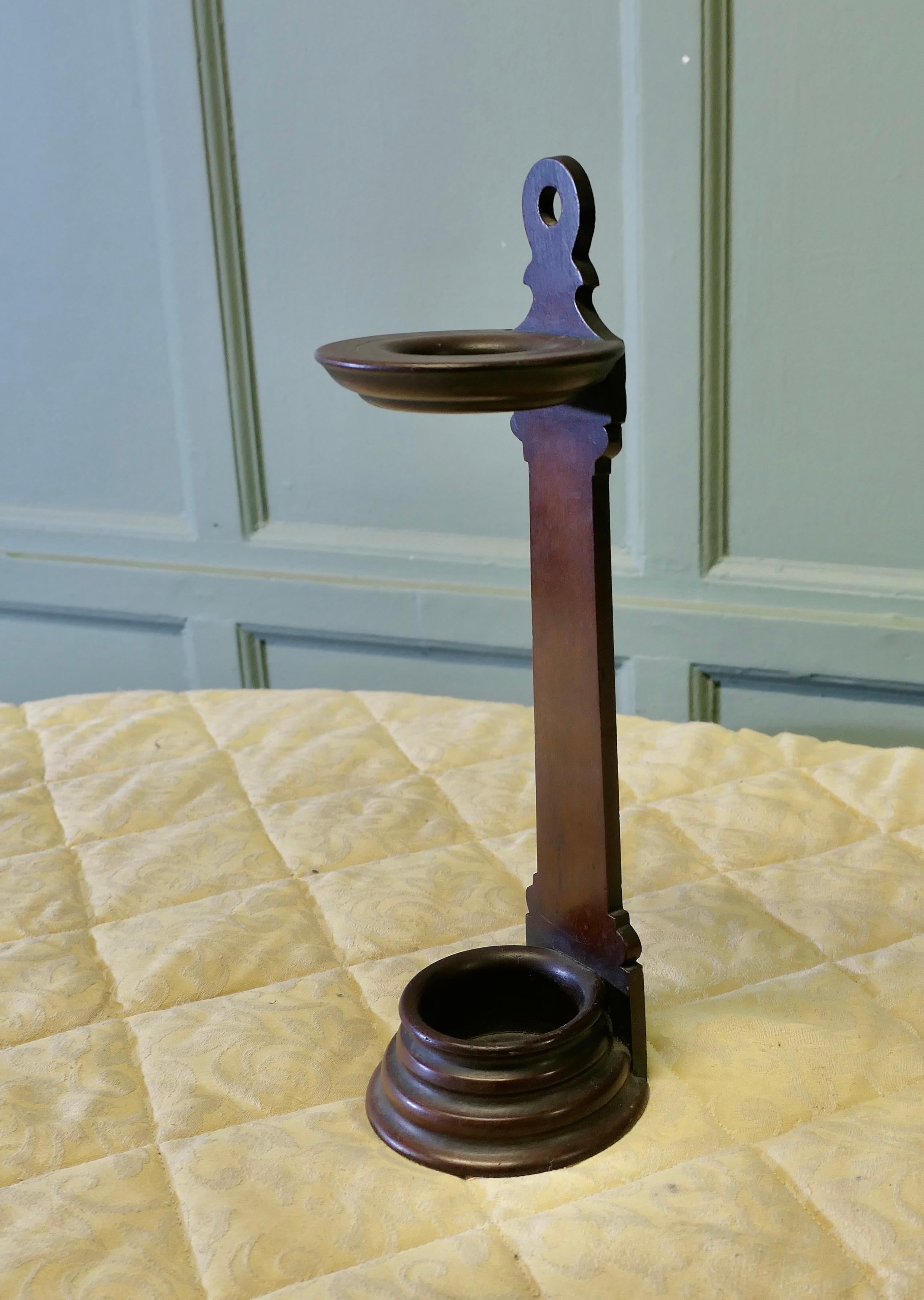 Porte-bouteille ou porte-bouchon tourné du début du 19e siècle
Une jolie pièce conçue pour contenir de longs becs verseurs ou des bougies pour allumer votre feu, vos bougies ou peut-être votre pipe. 
De belle facture, il peut être accroché au mur ou