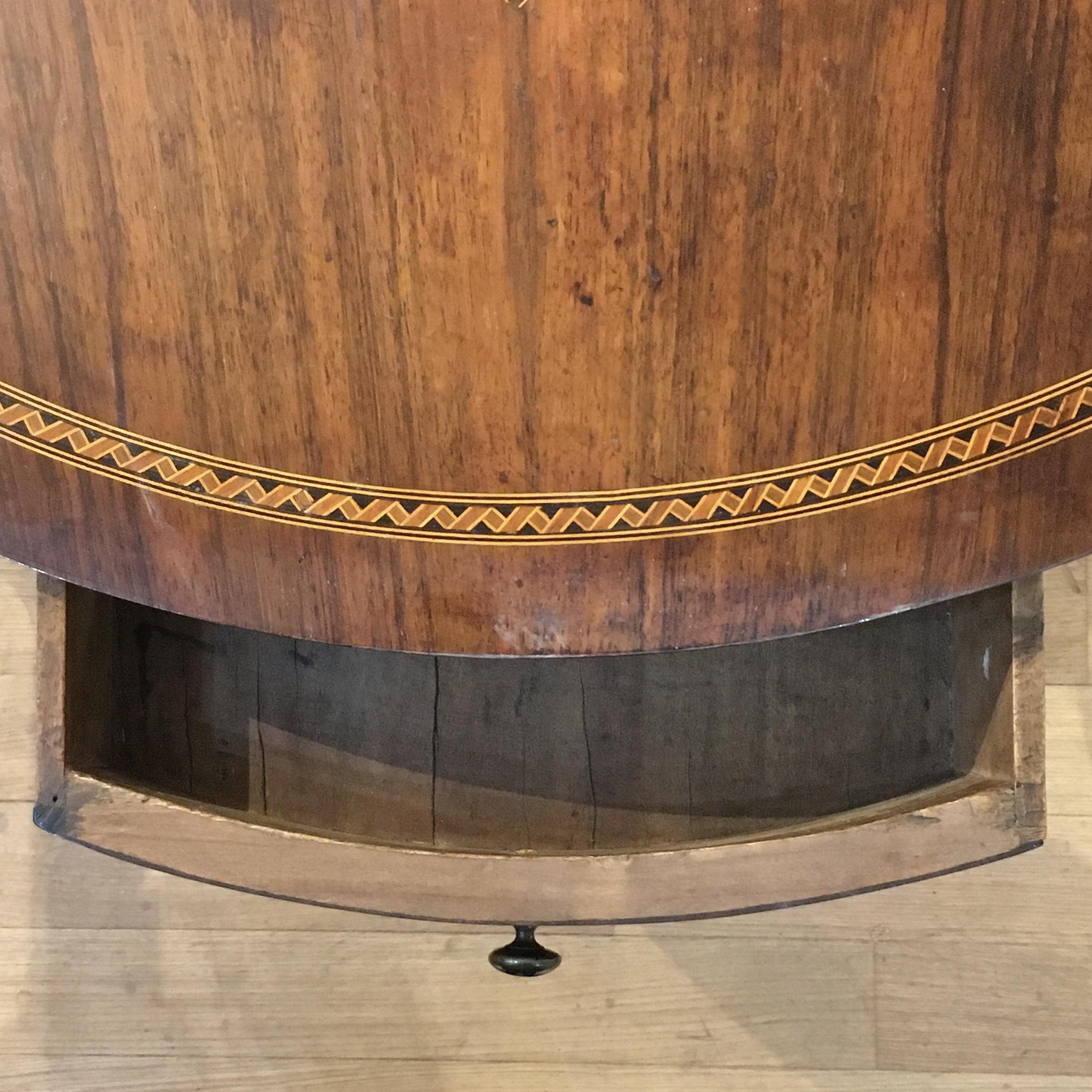 EARLY 19th CENTURY TUSCAN DIRECTORIO TABLE IN WALNUT AND FRUIT WOOD In Good Condition For Sale In Firenze, FI