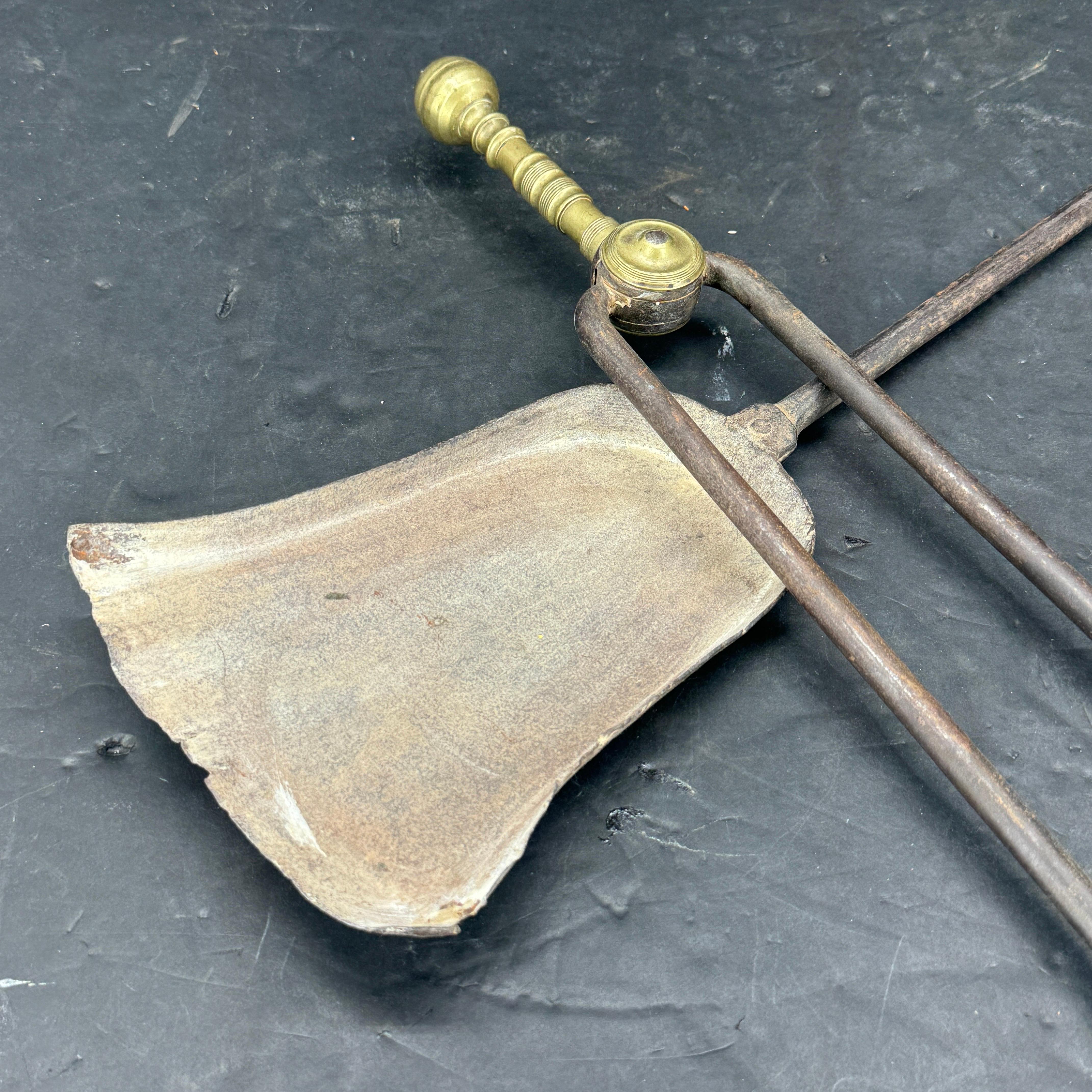 Danese Set di attrezzi da camino in ottone dell'inizio del XIX secolo in due pezzi in vendita