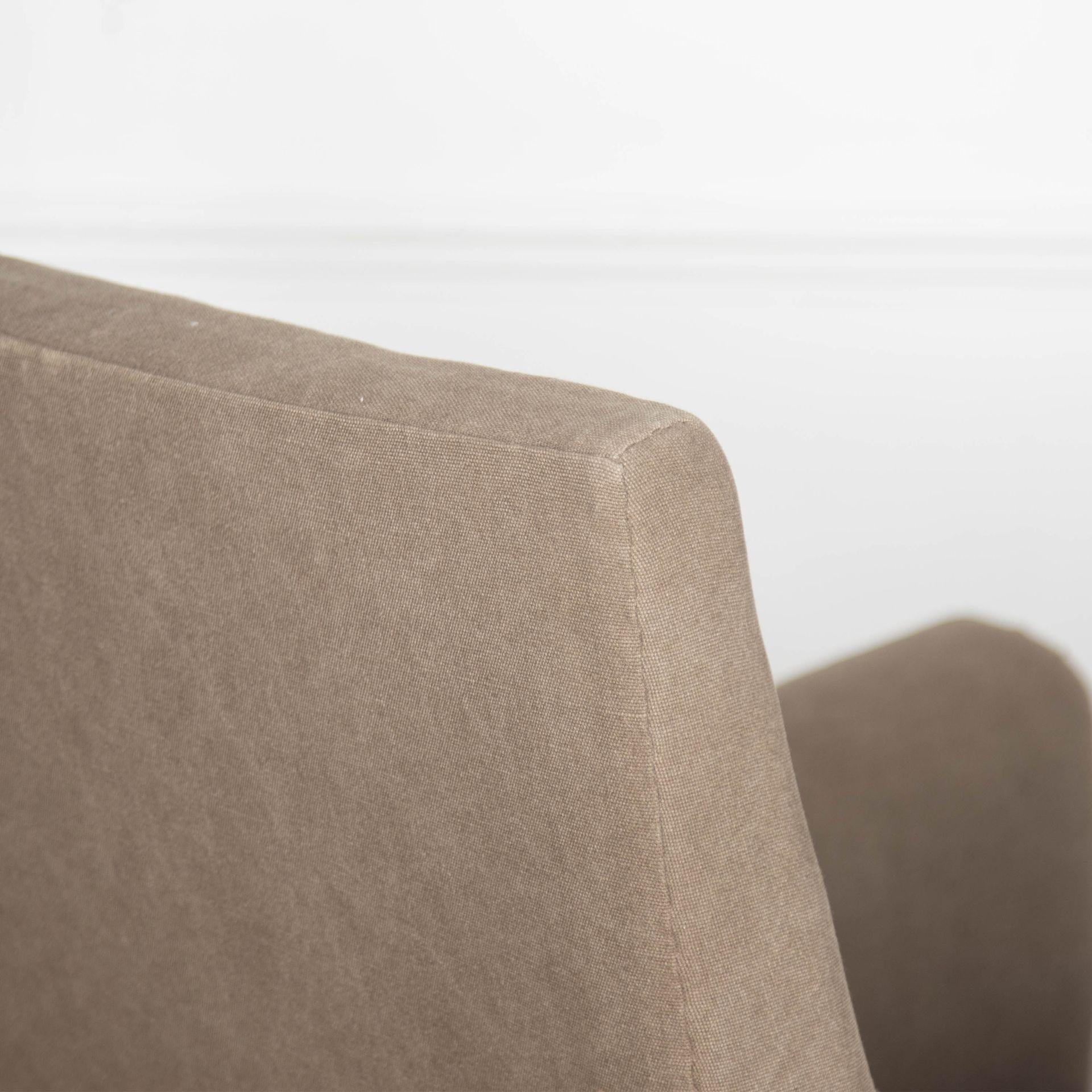 Sillón de biblioteca tapizado de principios del siglo XIX en venta 1