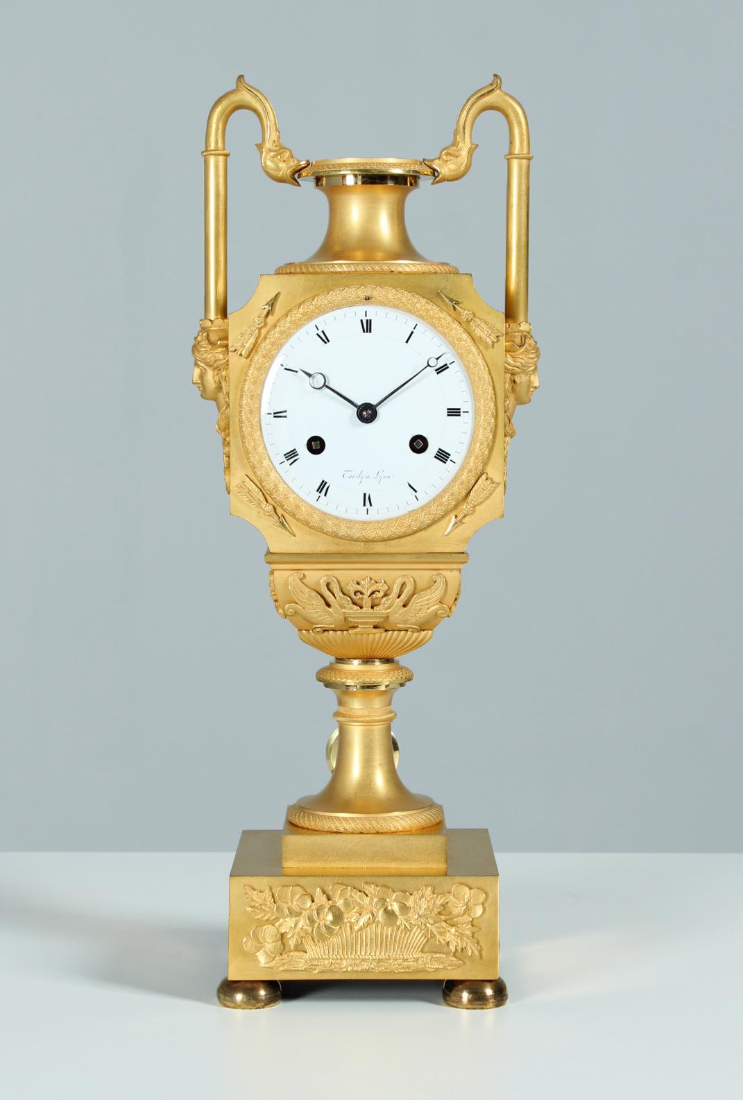 Antique vase clock

France
Fire gilded bronze
Empire around 1820

Dimensions: H x W x D: 41 x 13 x 12

Description:
Beautiful all gilt French mantel clock.
The basic form is in the shape of an urn vase with lid and side