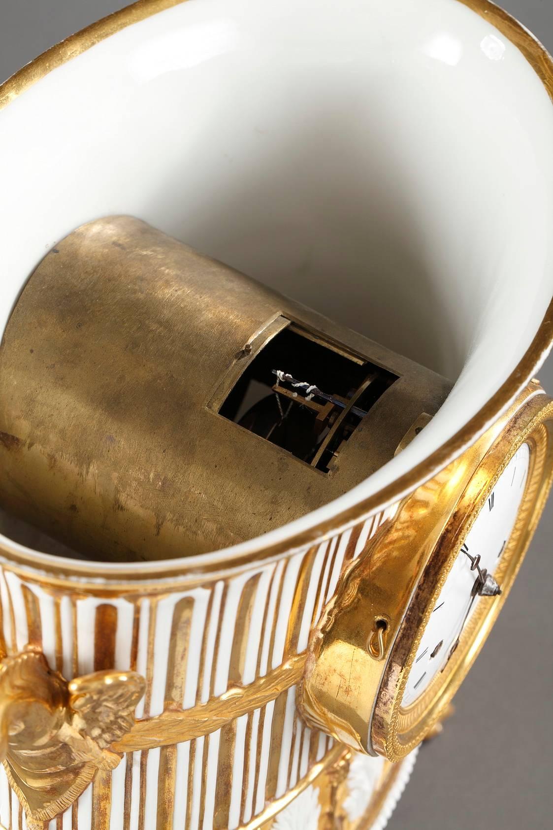 Empire Horloge en porcelaine en forme de vase du début du 19ème siècle en vente