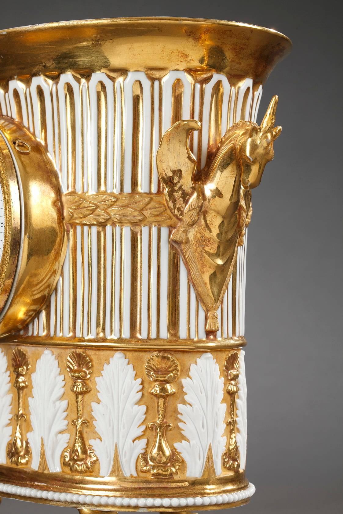 Français Horloge en porcelaine en forme de vase du début du 19ème siècle en vente