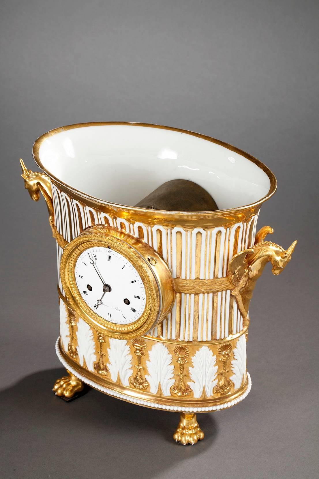 Horloge en porcelaine en forme de vase du début du 19ème siècle Bon état - En vente à Paris, FR