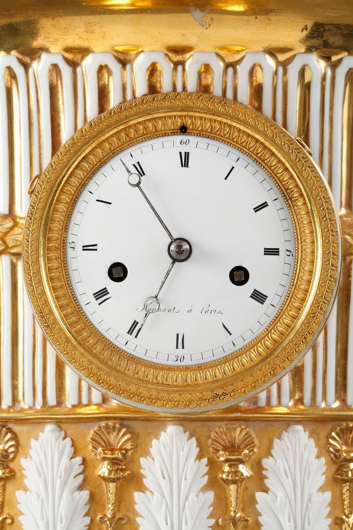 Horloge en porcelaine en forme de vase du début du 19ème siècle en vente 1