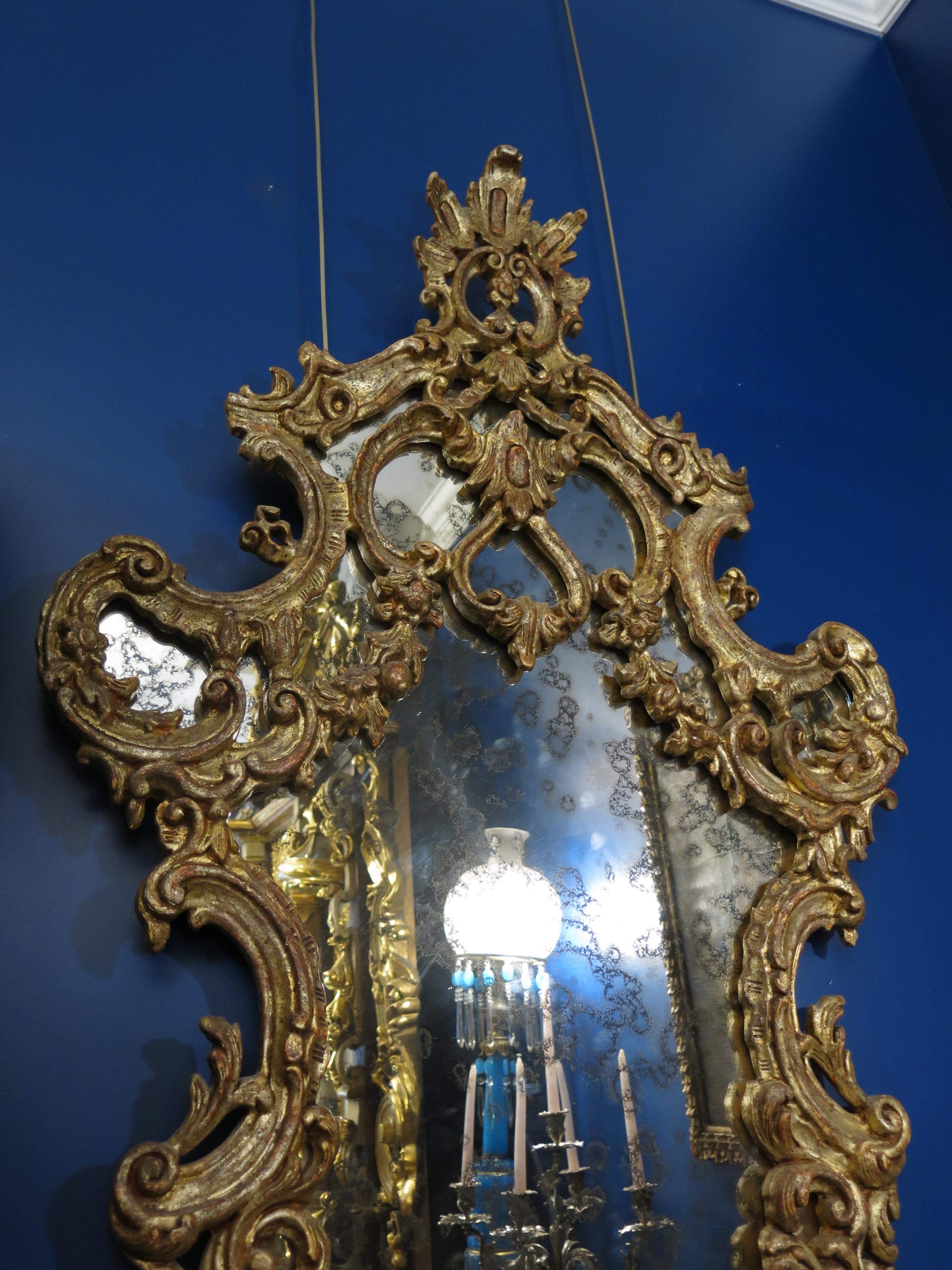 Baroque Early 19th Century Venetian Gilt Wood Wall Mirror For Sale