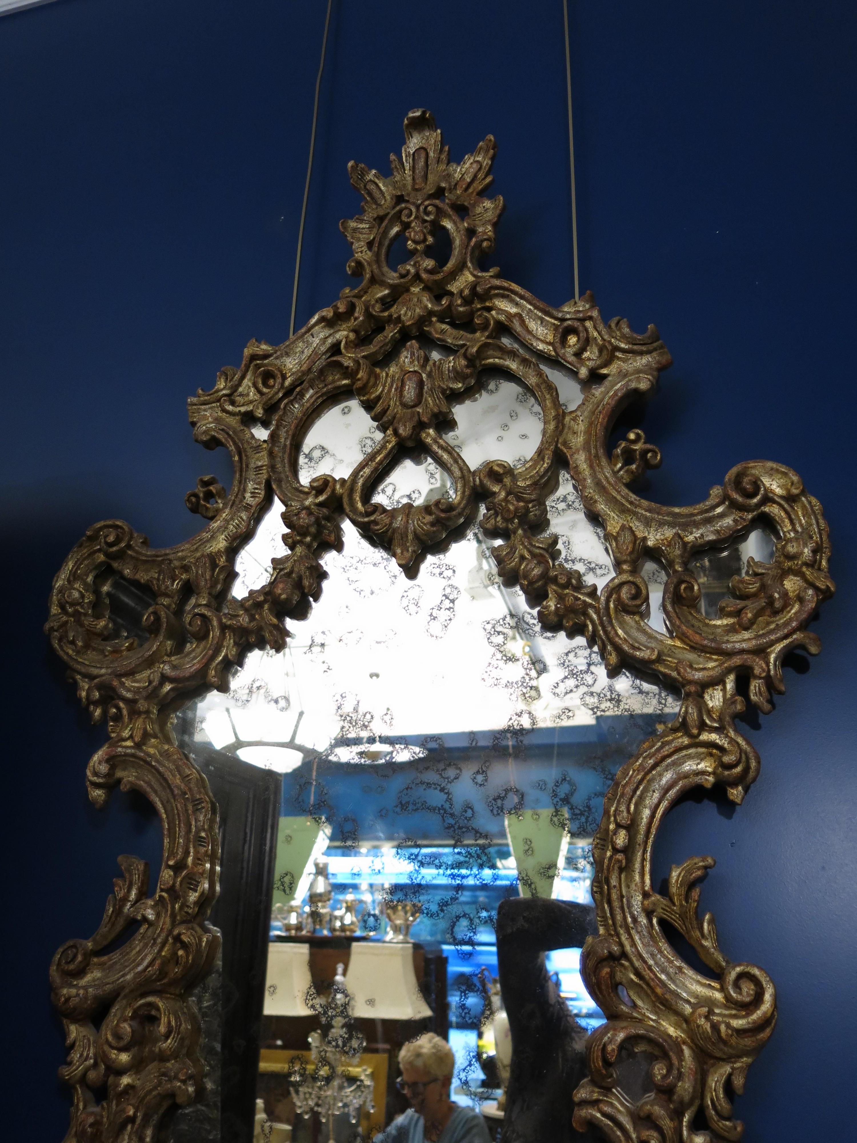 Early 19th Century Venetian Gilt Wood Wall Mirror In Good Condition For Sale In CABA, AR