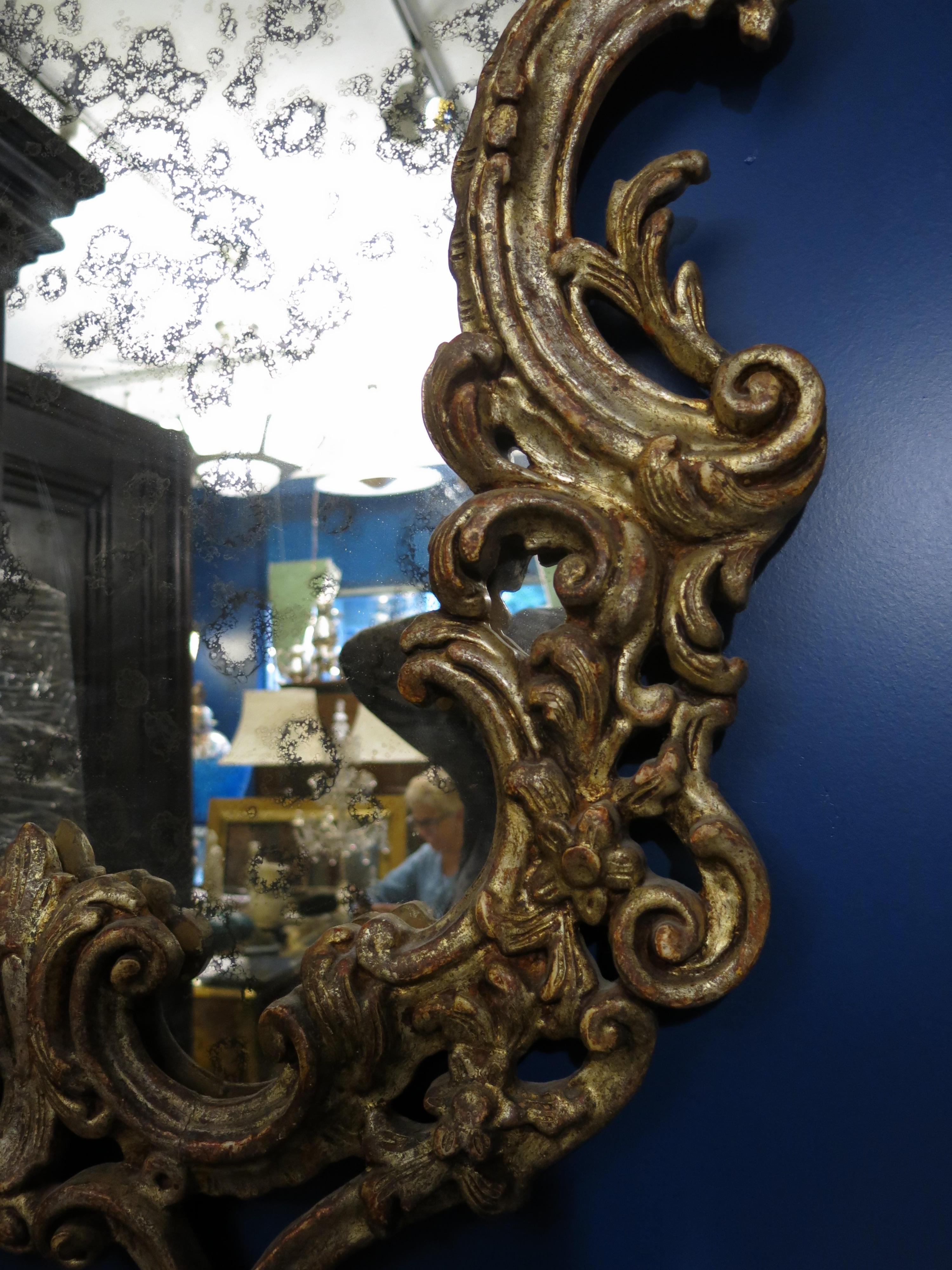 Early 19th Century Venetian Gilt Wood Wall Mirror For Sale 1