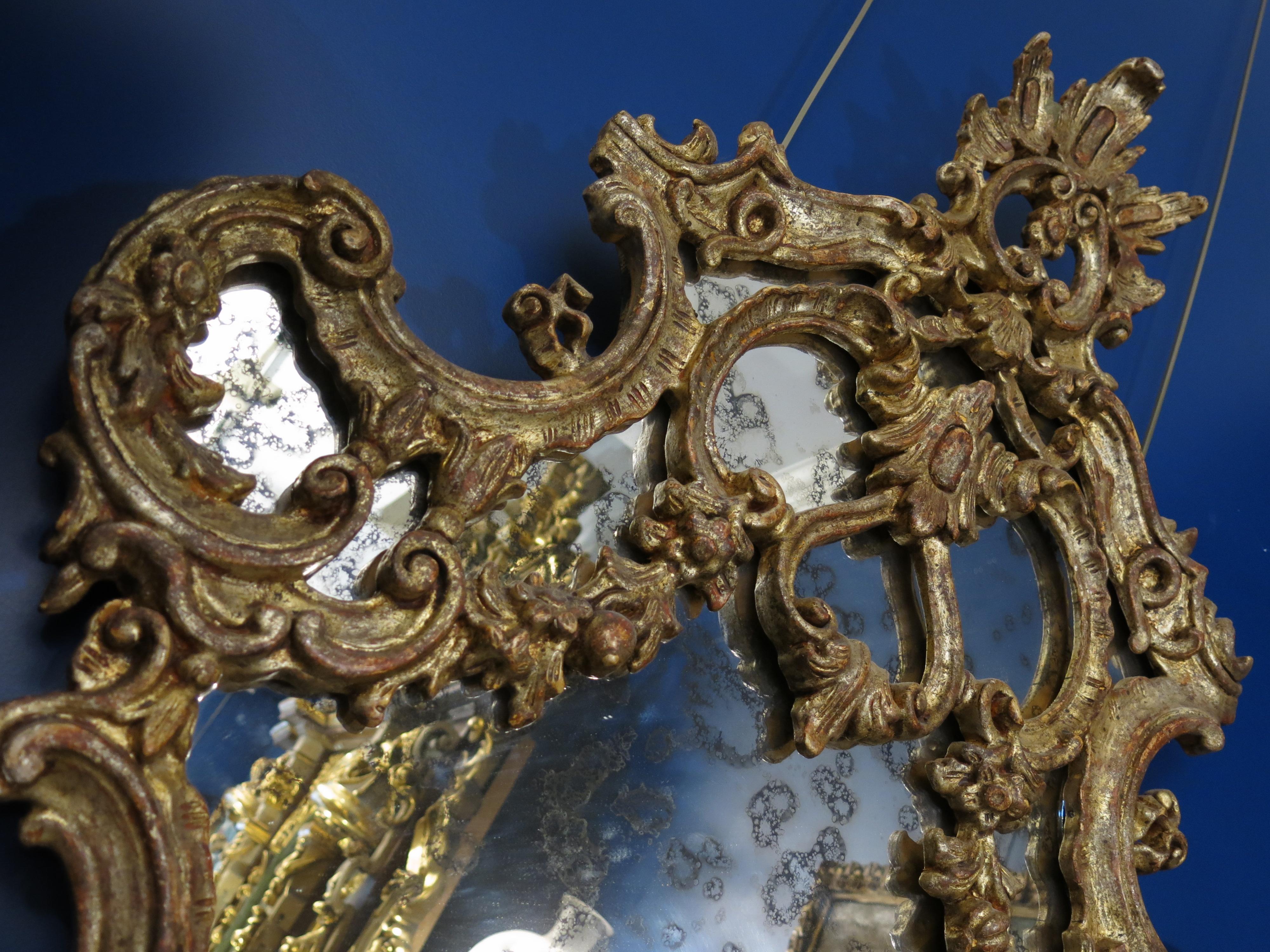 Early 19th Century Venetian Gilt Wood Wall Mirror For Sale 3