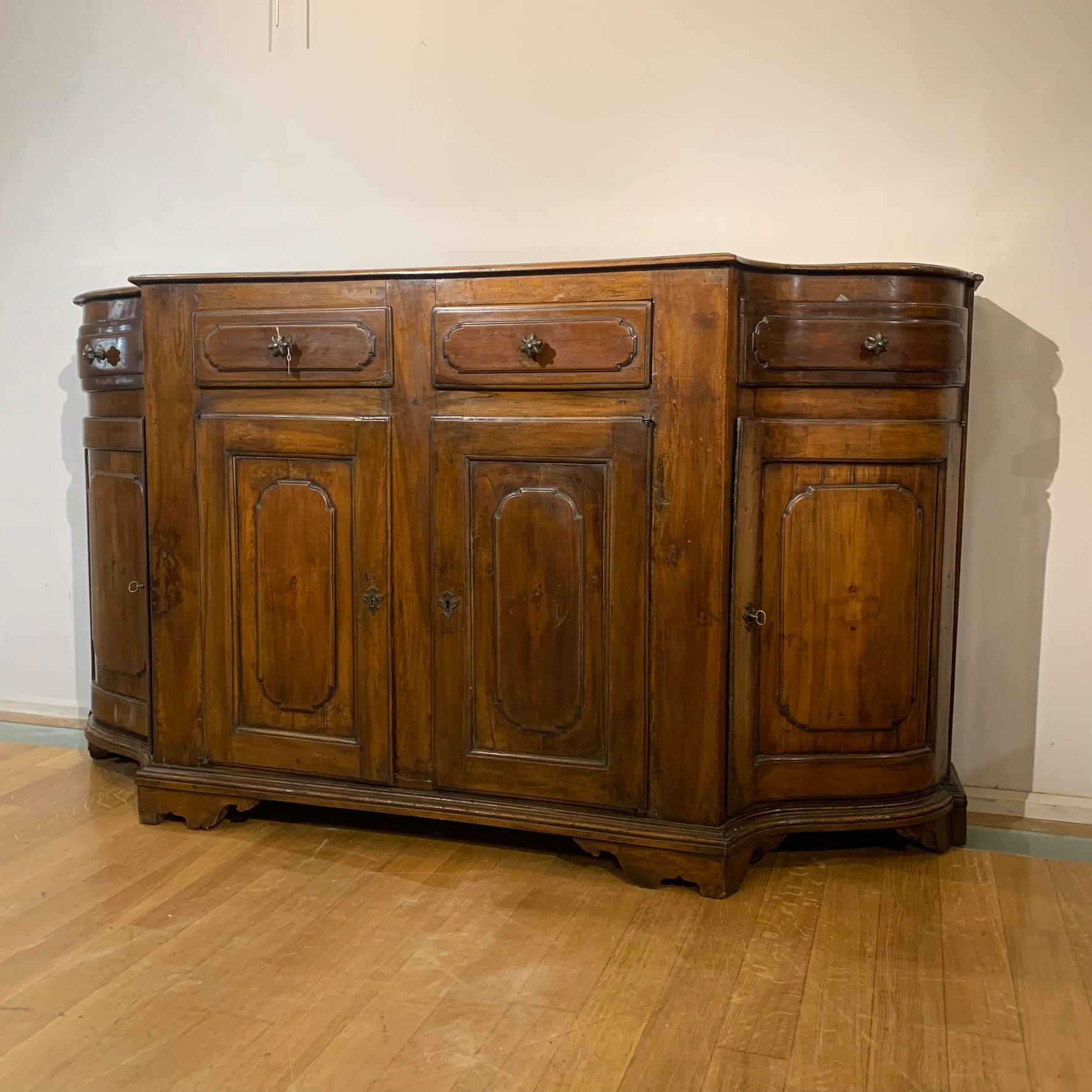 Beautiful sideboard in solid walnut with fir bottoms, owl beak top, double move notched sides, molded drawers and doors.
Of Venetian manufacture, made in the transition period between Louis XIV and Louis XV.