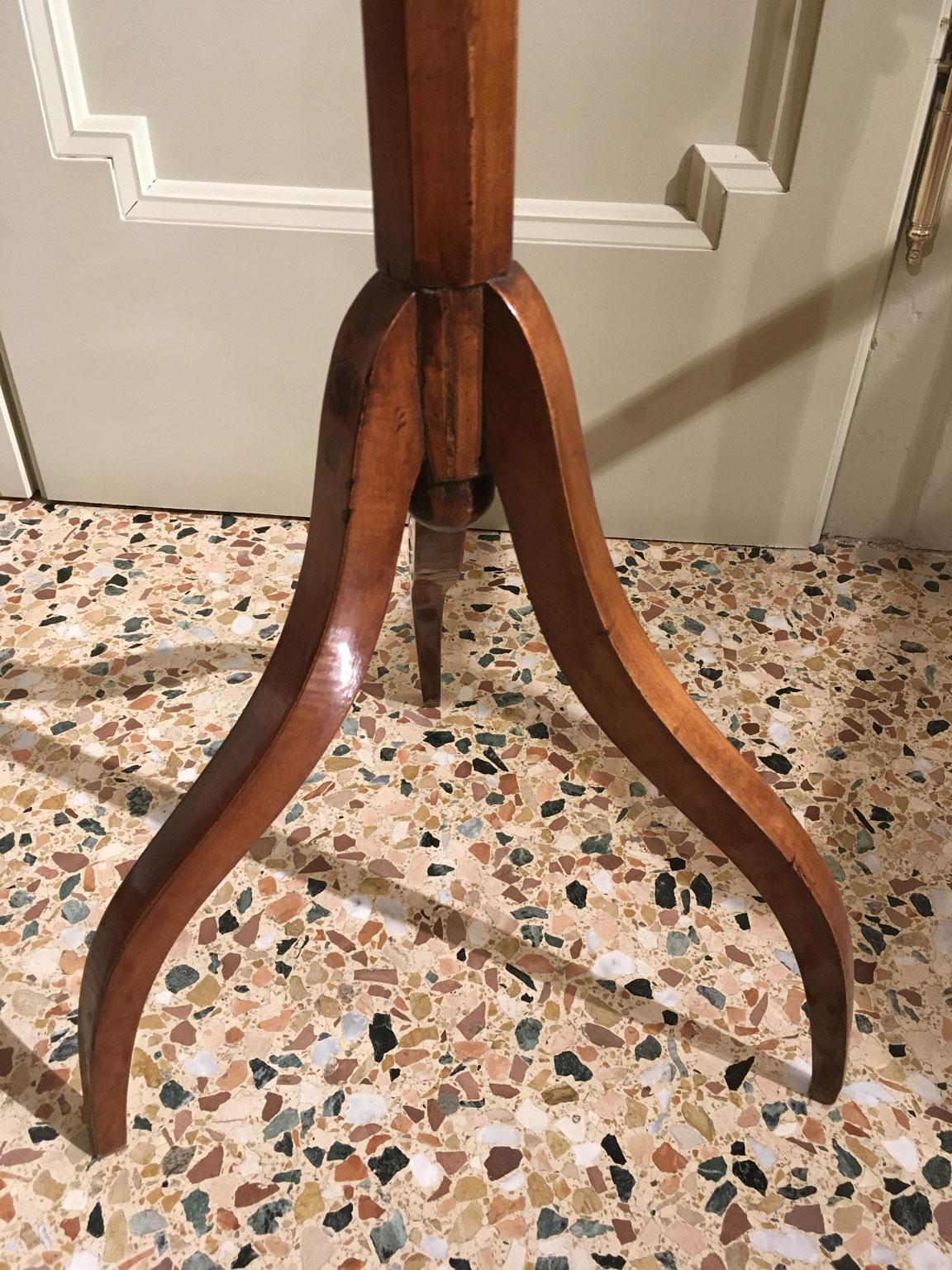 Inizio del XIX secolo  Venezia Coppia di tabacchiere in legno di noce intarsiato su supporto in vendita 3