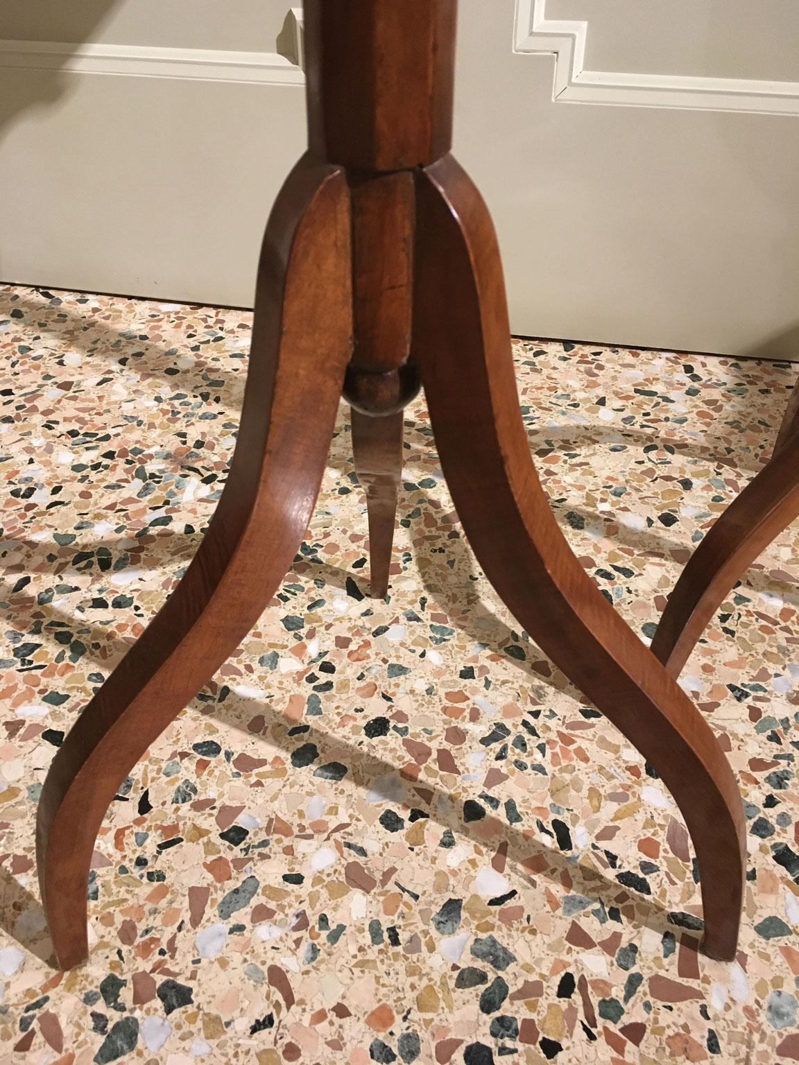 Inizio del XIX secolo  Venezia Coppia di tabacchiere in legno di noce intarsiato su supporto in vendita 4