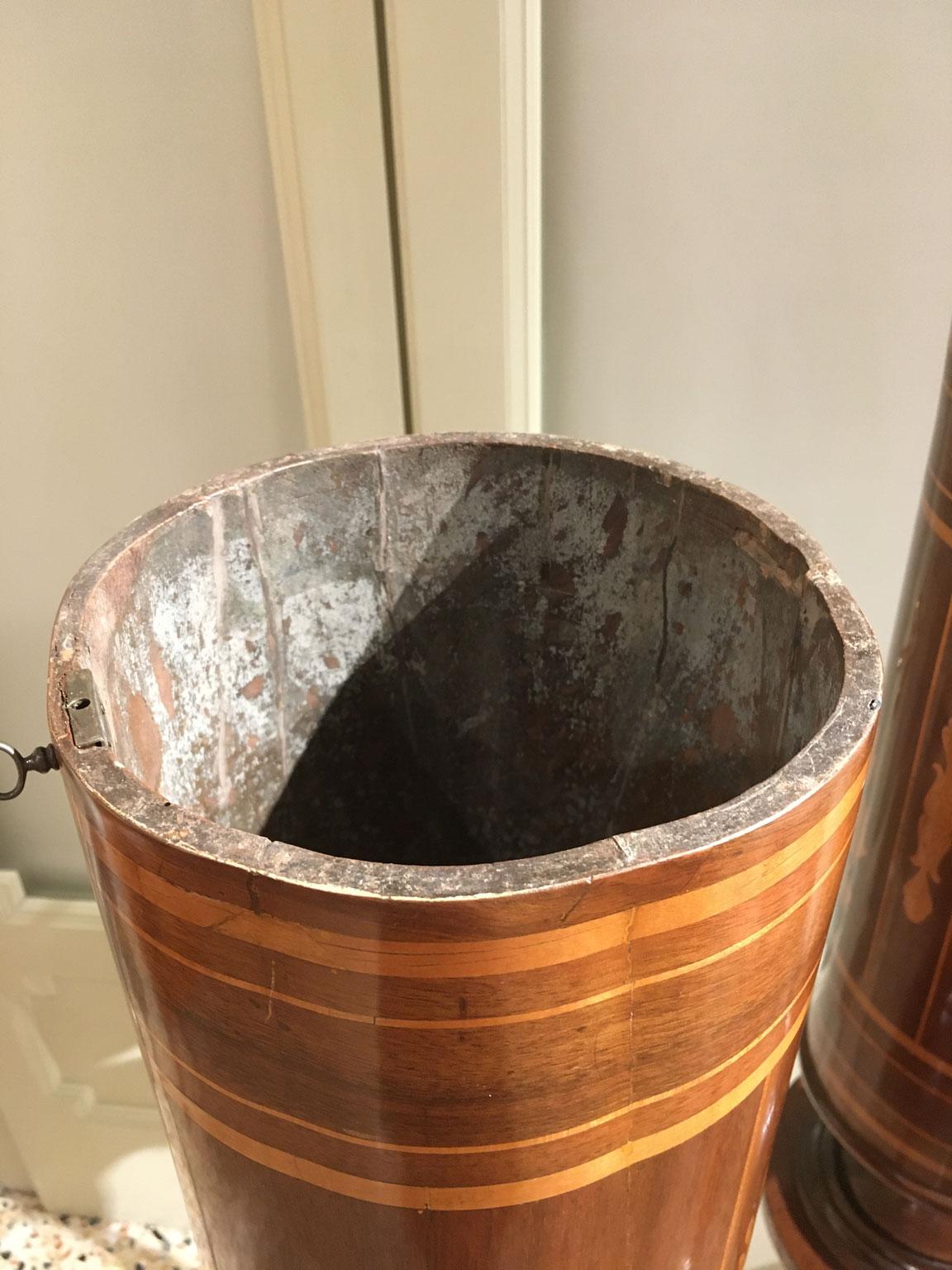 Inizio del XIX secolo  Venezia Coppia di tabacchiere in legno di noce intarsiato su supporto in vendita 7
