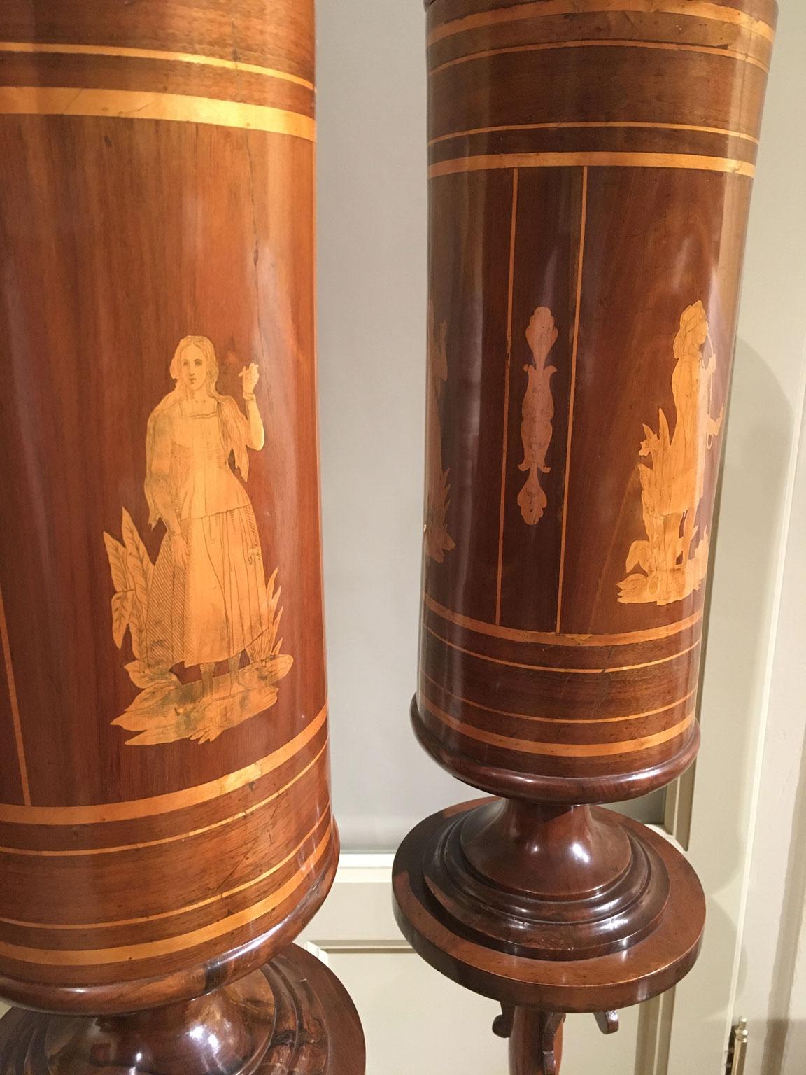 Inizio del XIX secolo  Venezia Coppia di tabacchiere in legno di noce intarsiato su supporto in vendita 9