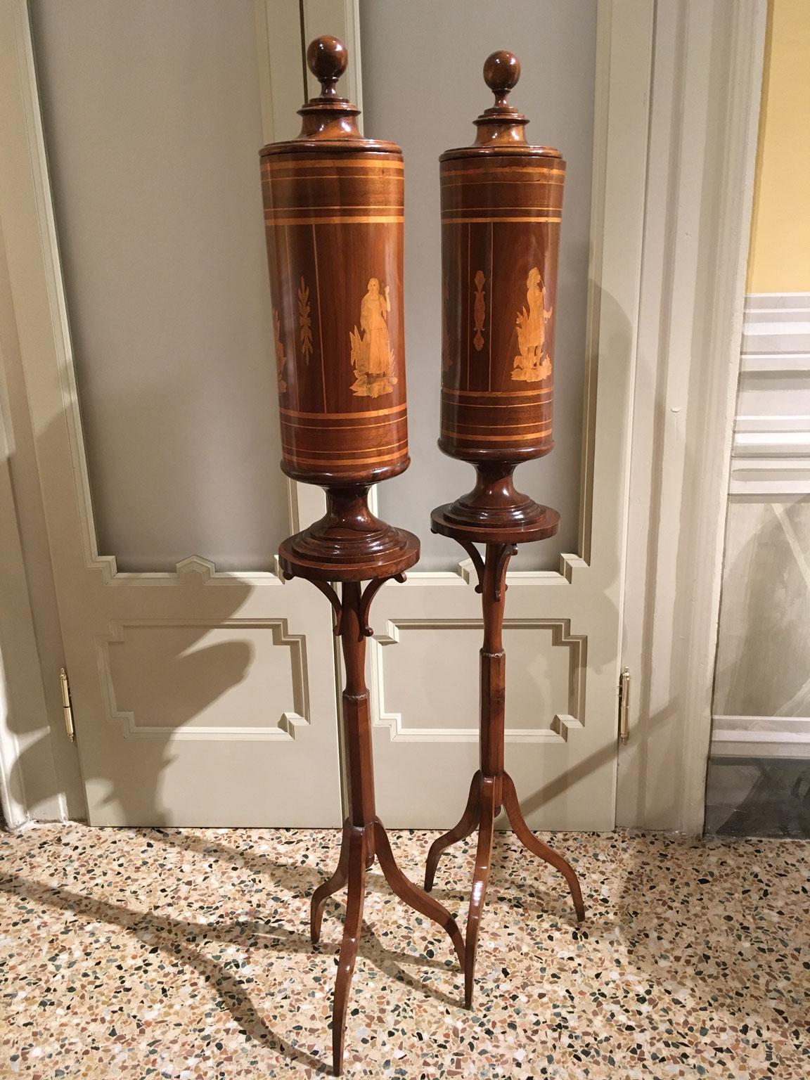 Inizio del XIX secolo  Venezia Coppia di tabacchiere in legno di noce intarsiato su supporto in vendita 12