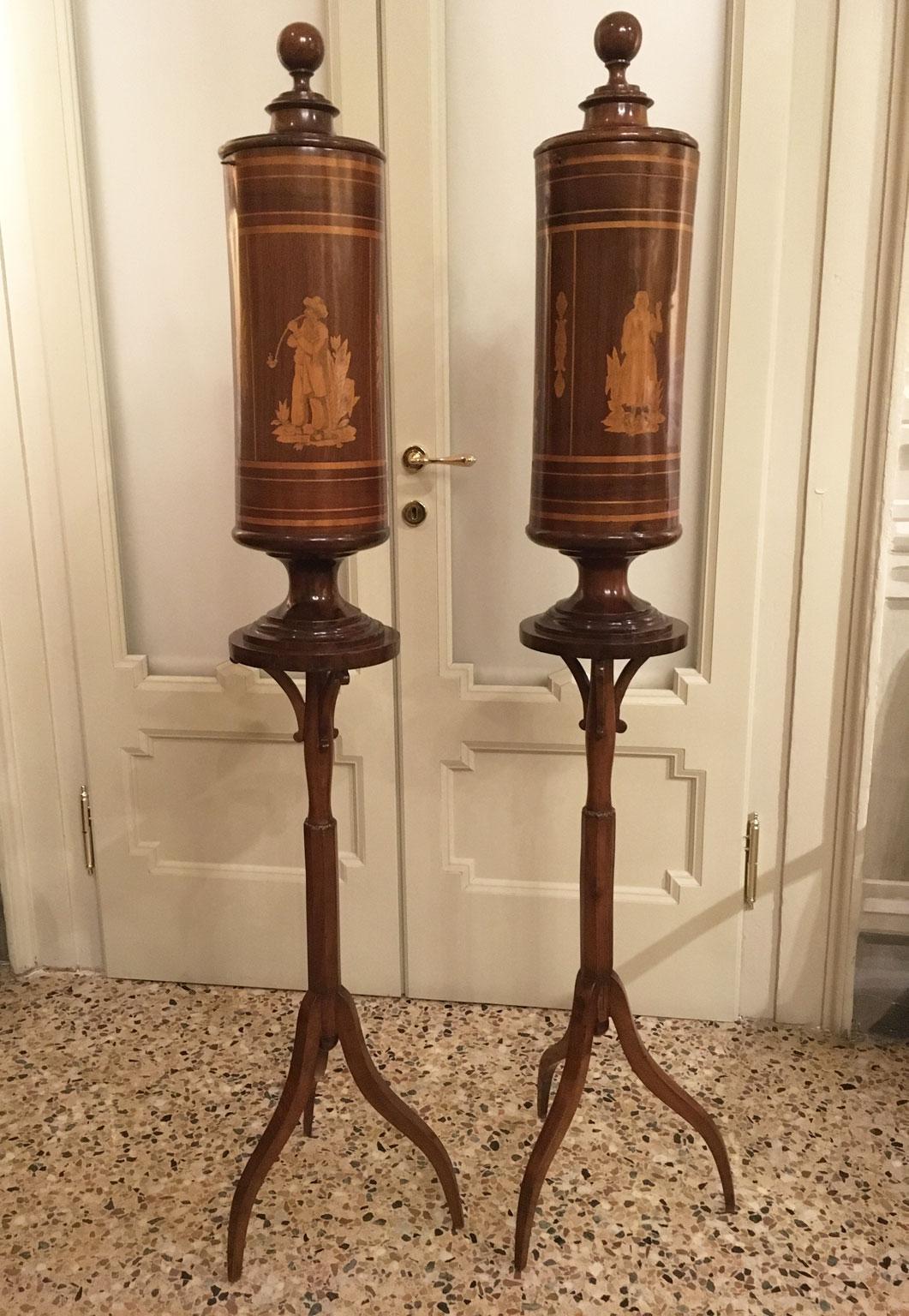 Questa coppia di magnifiche tabacchiere su cavalletto dell'inizio del XIX secolo coniuga magnificamente funzionalità ed estetica, mettendo in mostra l'eccellente maestria degli ebanisti veneziani nel loro raffinato intarsio di figure di uomini e