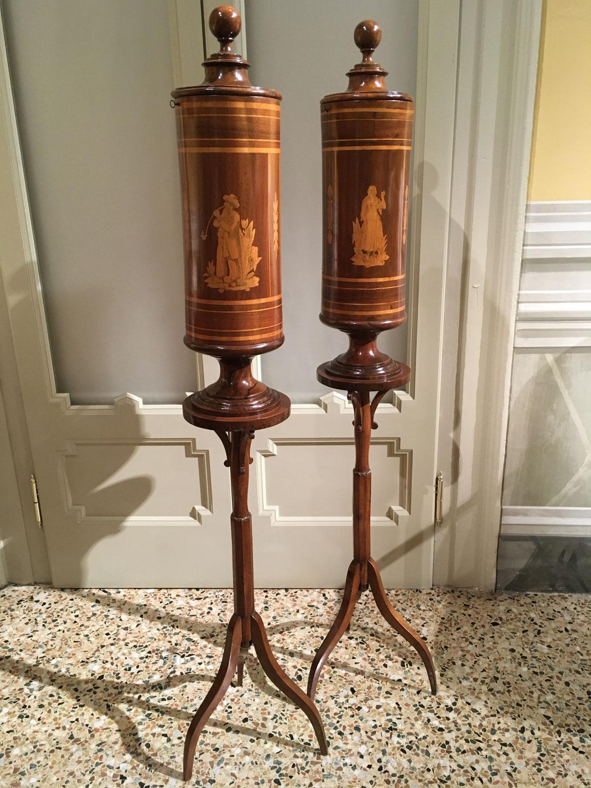 Fatto a mano Inizio del XIX secolo  Venezia Coppia di tabacchiere in legno di noce intarsiato su supporto in vendita