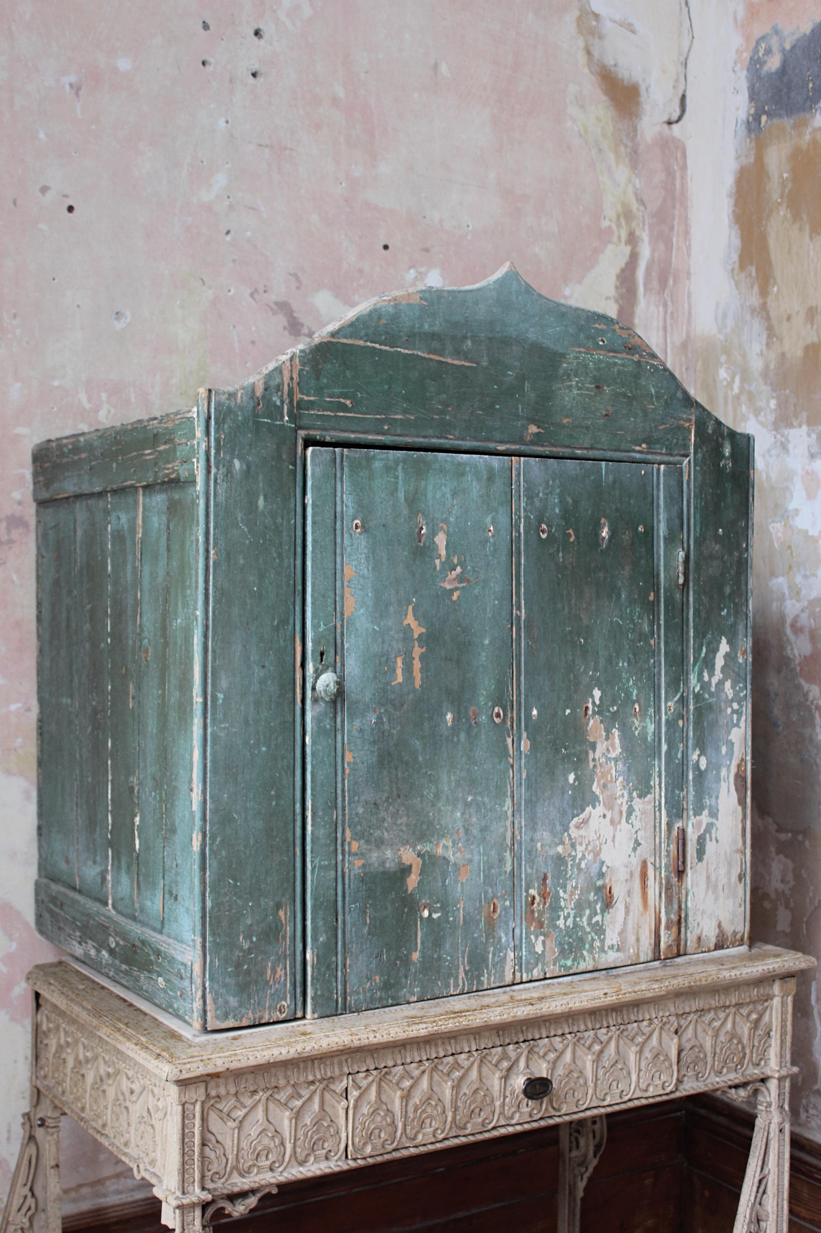 Armoire de cuisine de style primitif vert vernaculaire du début du 19ème siècle  en vente 3