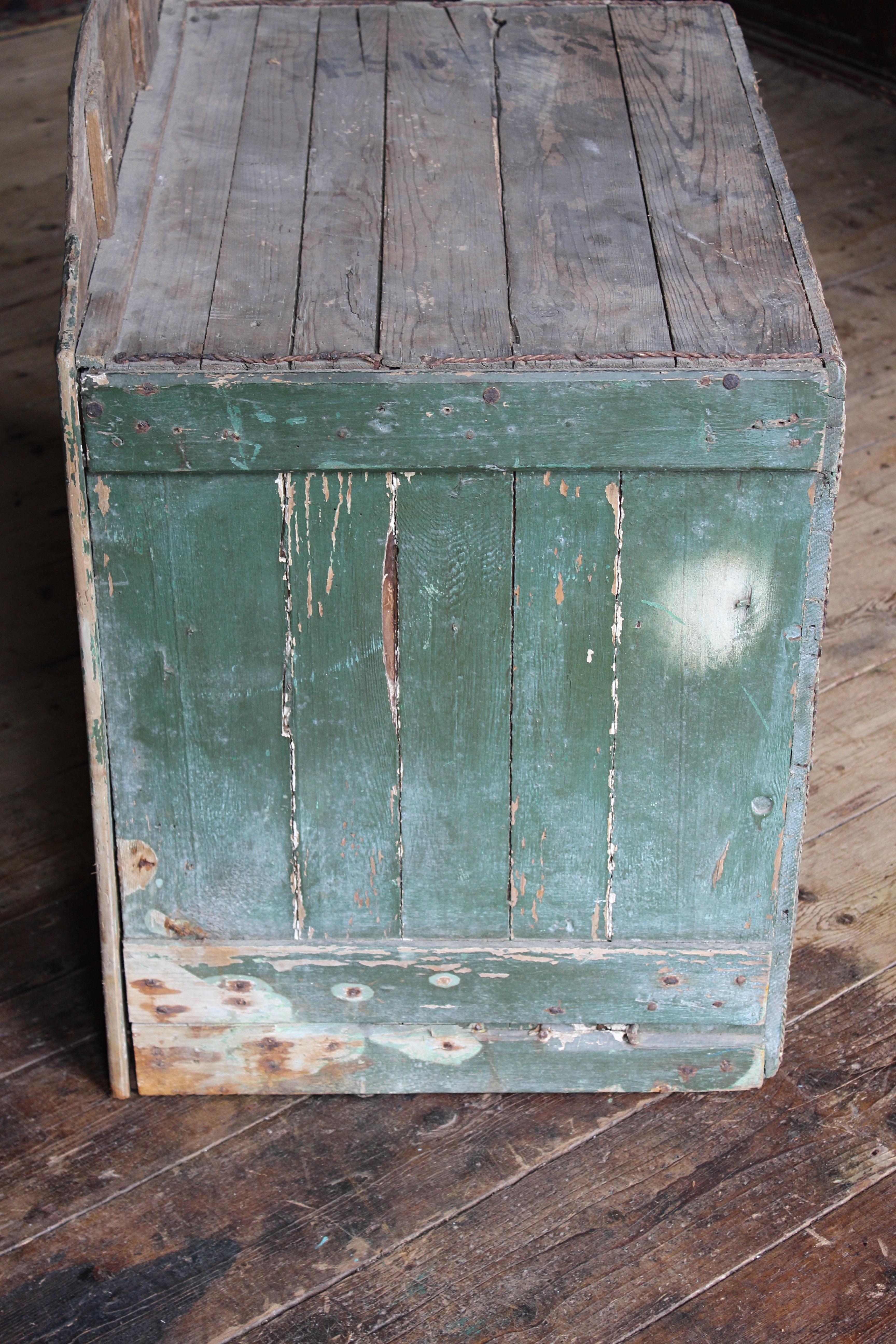 Armoire de cuisine de style primitif vert vernaculaire du début du 19ème siècle  en vente 12