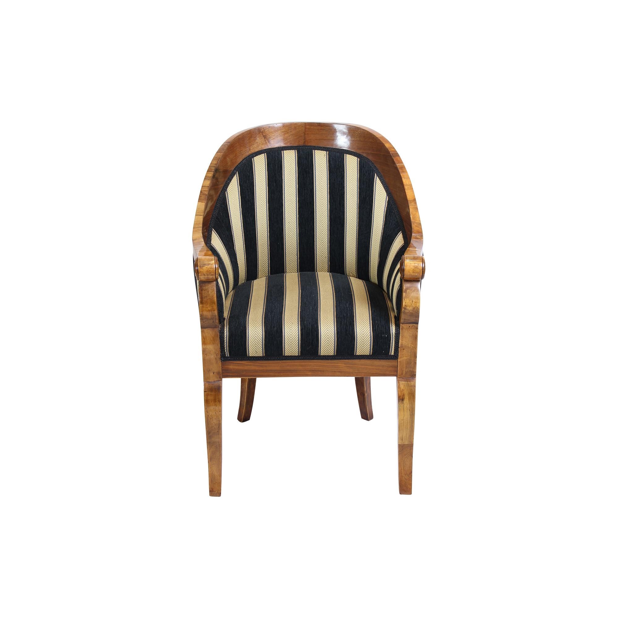 Eleganter original Biedermeier Bergere Stuhl aus Wien um 1825 in Nussbaumfurnier.
Sehr klassizistisches Design und tolle Verarbeitung, der Stuhl ist neu gepolstert und mit neuem Stoff bezogen. Schöner kleiner Beregeren Sitz. Französisch poliert mit