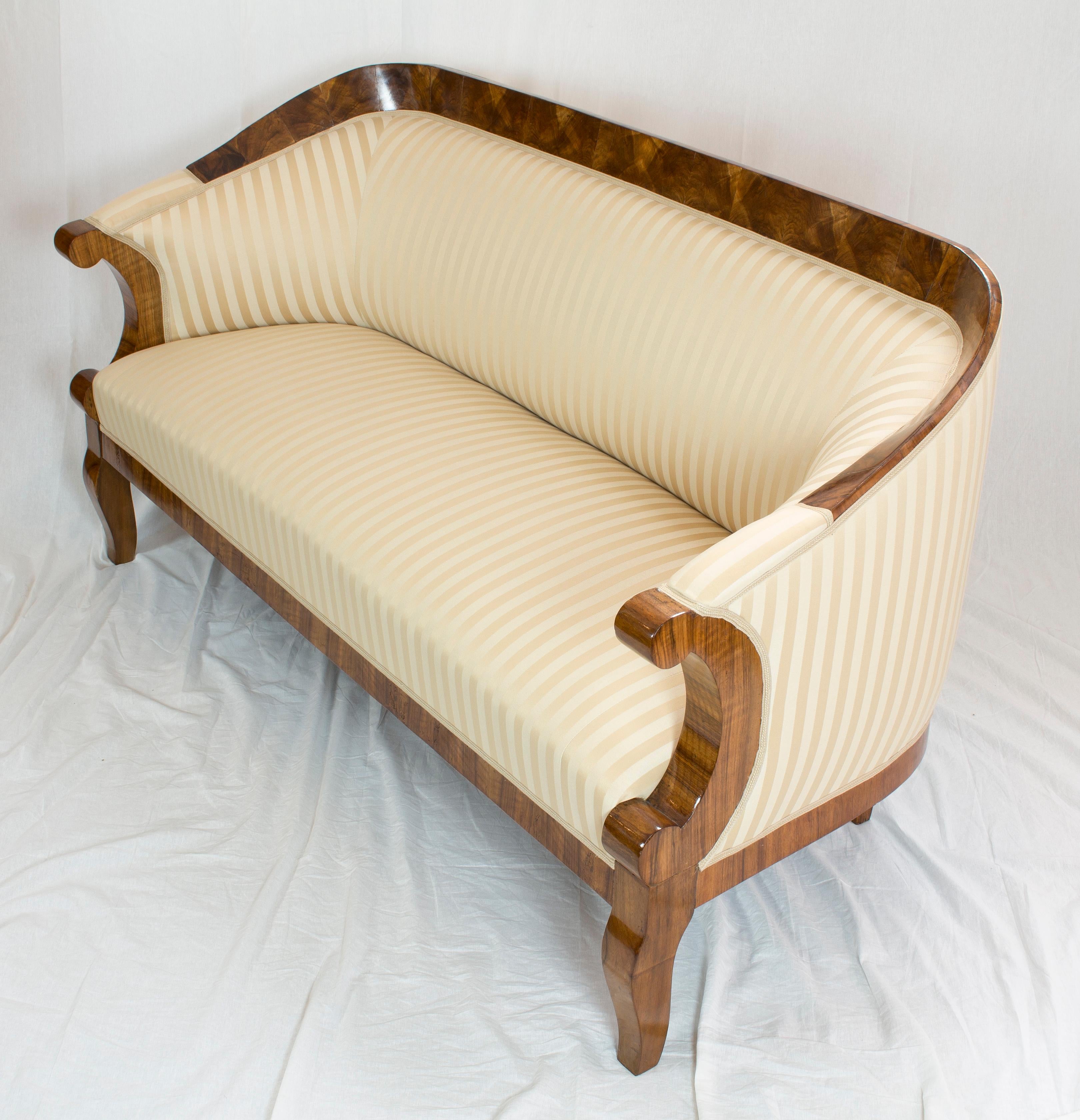 Early 19th Century Viennese Biedermeier Walnut Sofa from the 1820s 7