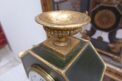 Pendule de cheminée en bois sculpté de l'Empire viennois du début du XIXe siècle