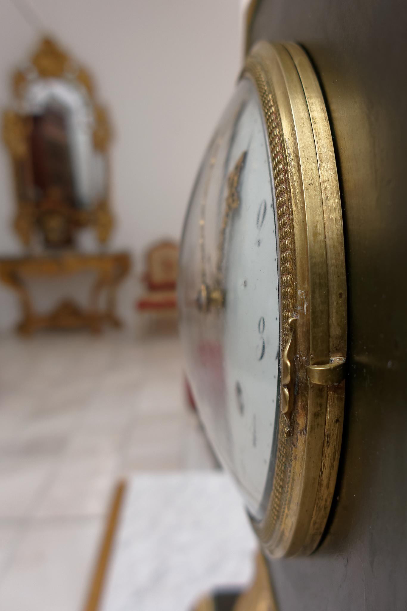 Early 19th Century Viennese Empire Carved Wood Mantel Clock In Good Condition In Worpswede / Bremen, DE