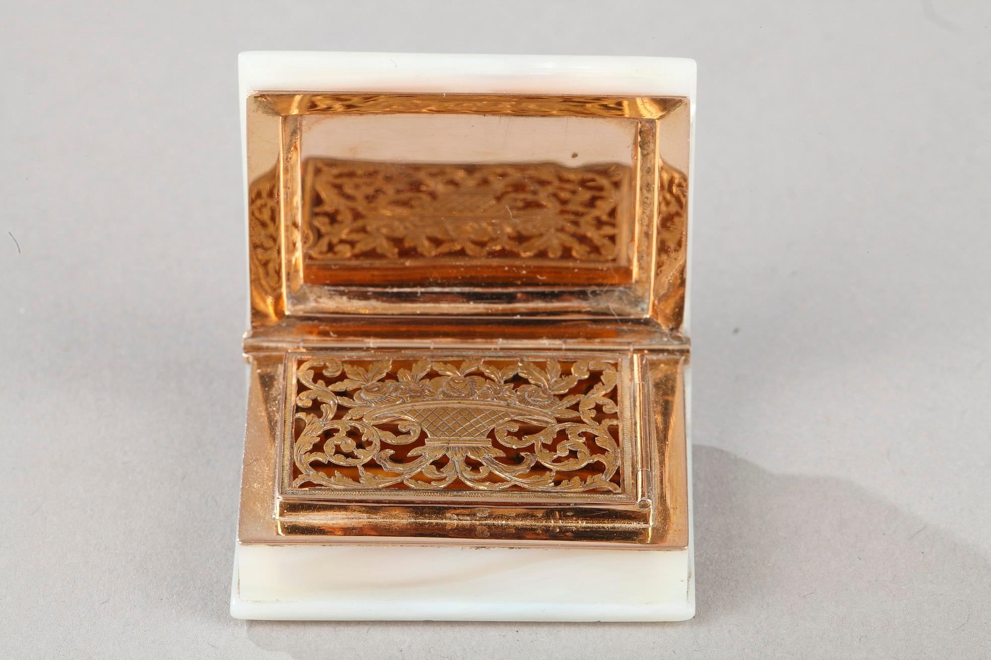 Rechteckige Vinaigrette aus Gold und Perlmutt. Der Scharnierdeckel ist mit einem Monogramm E.L. verziert und fein ziseliert. Das Innere der Vinaigrette ist vollständig mit Gold ausgekleidet und öffnet sich zu einem durchbrochenen Gitter, das