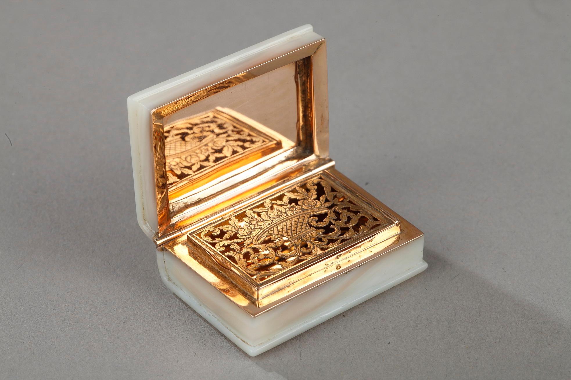 Vinaigrette aus Gold und Perlmutt aus dem frühen 19. Jahrhundert (Französischer Schliff)