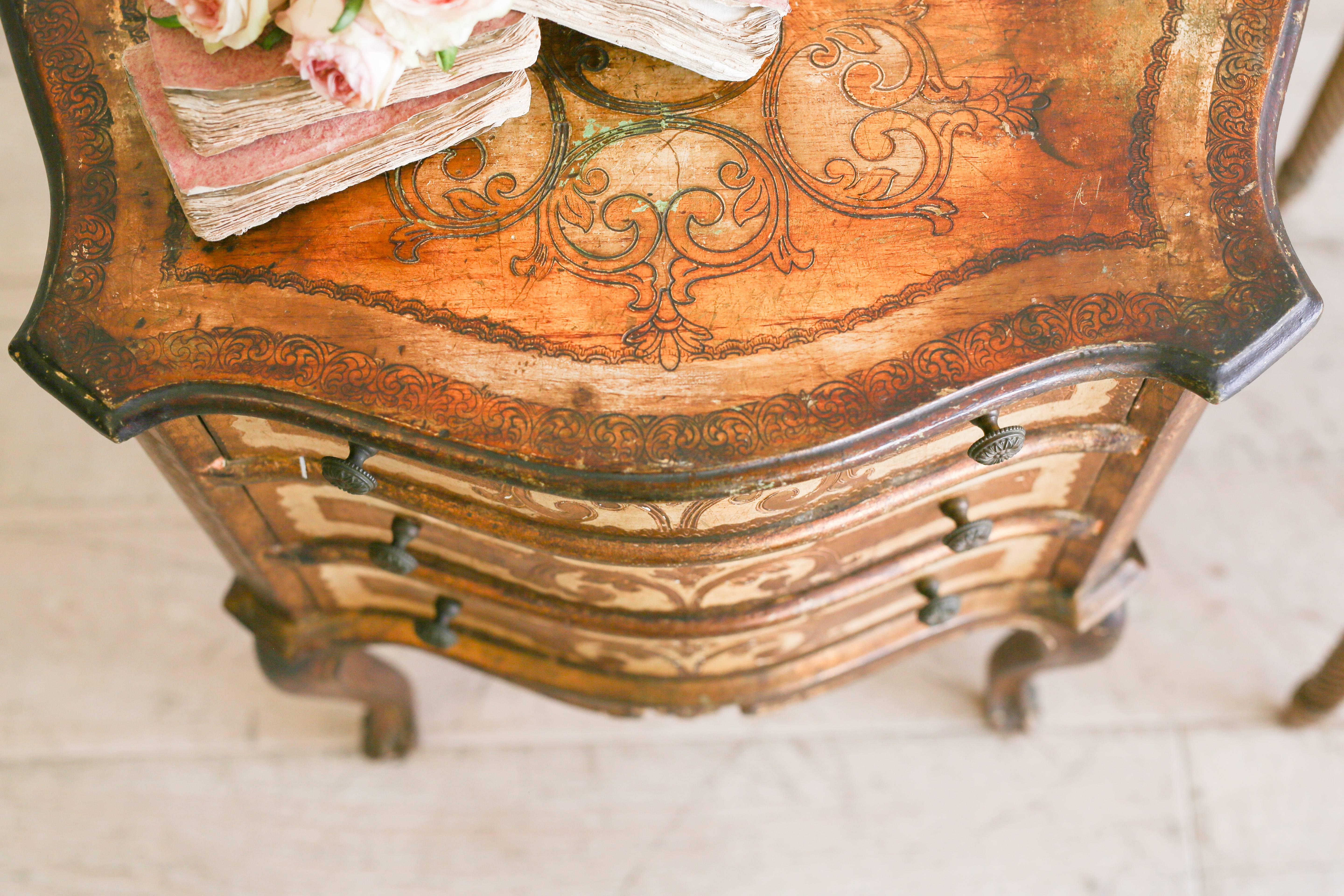 Early 19th Century Vintage Nightstand in Gilt and Buttercream In Good Condition For Sale In Los Angeles, CA