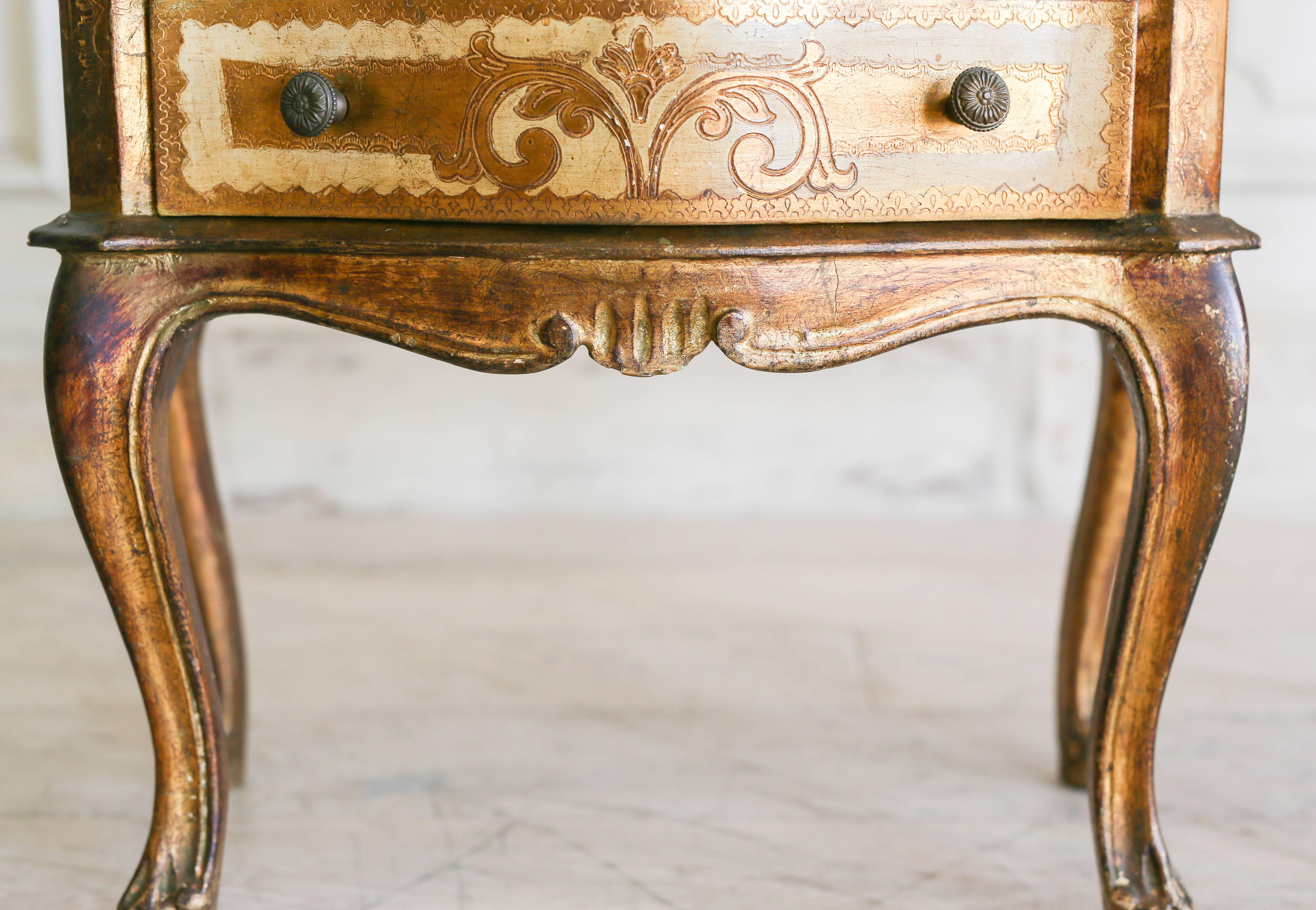 Early 19th Century Vintage Nightstand in Gilt and Buttercream For Sale 1