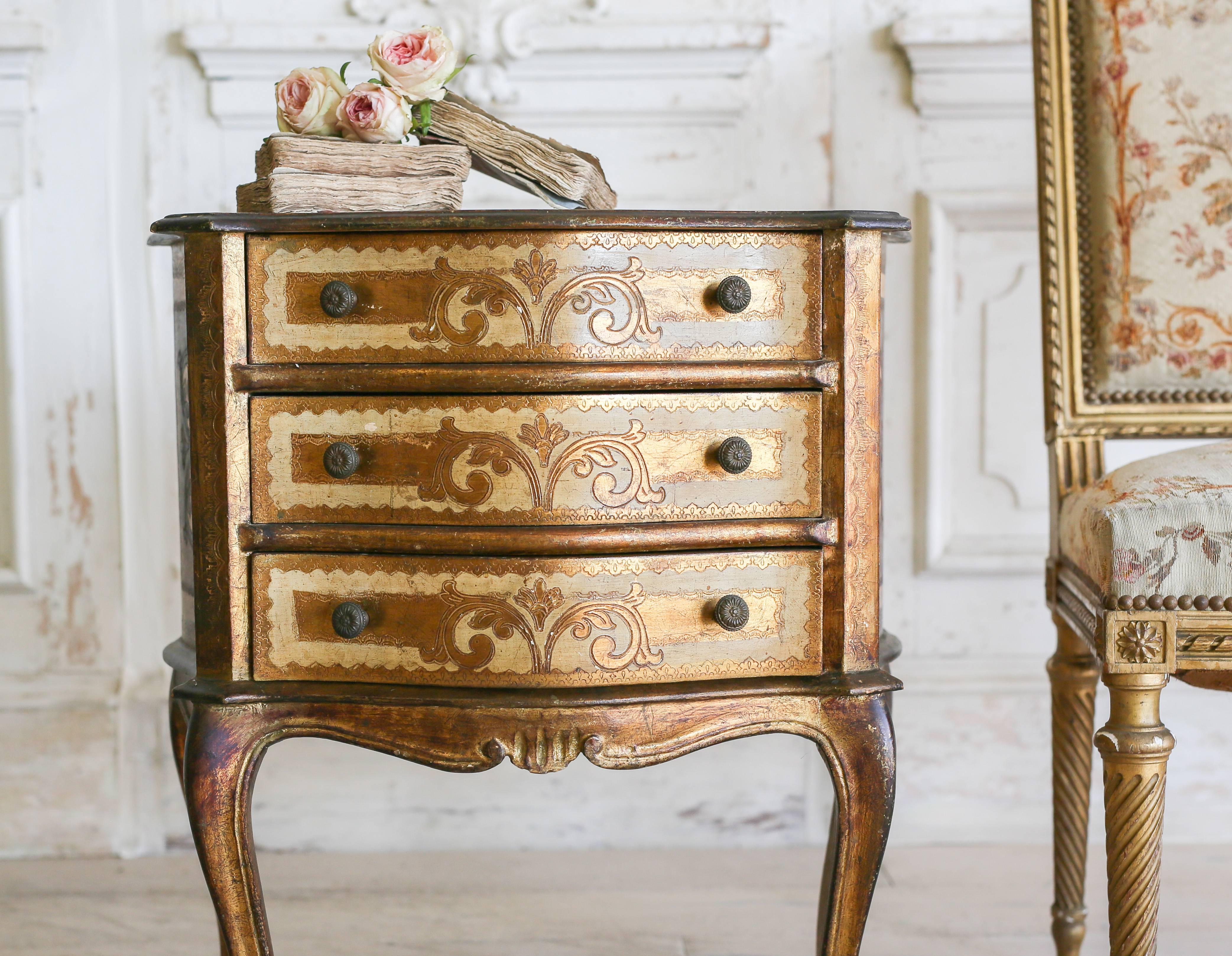 Early 19th Century Vintage Nightstand in Gilt and Buttercream For Sale 3