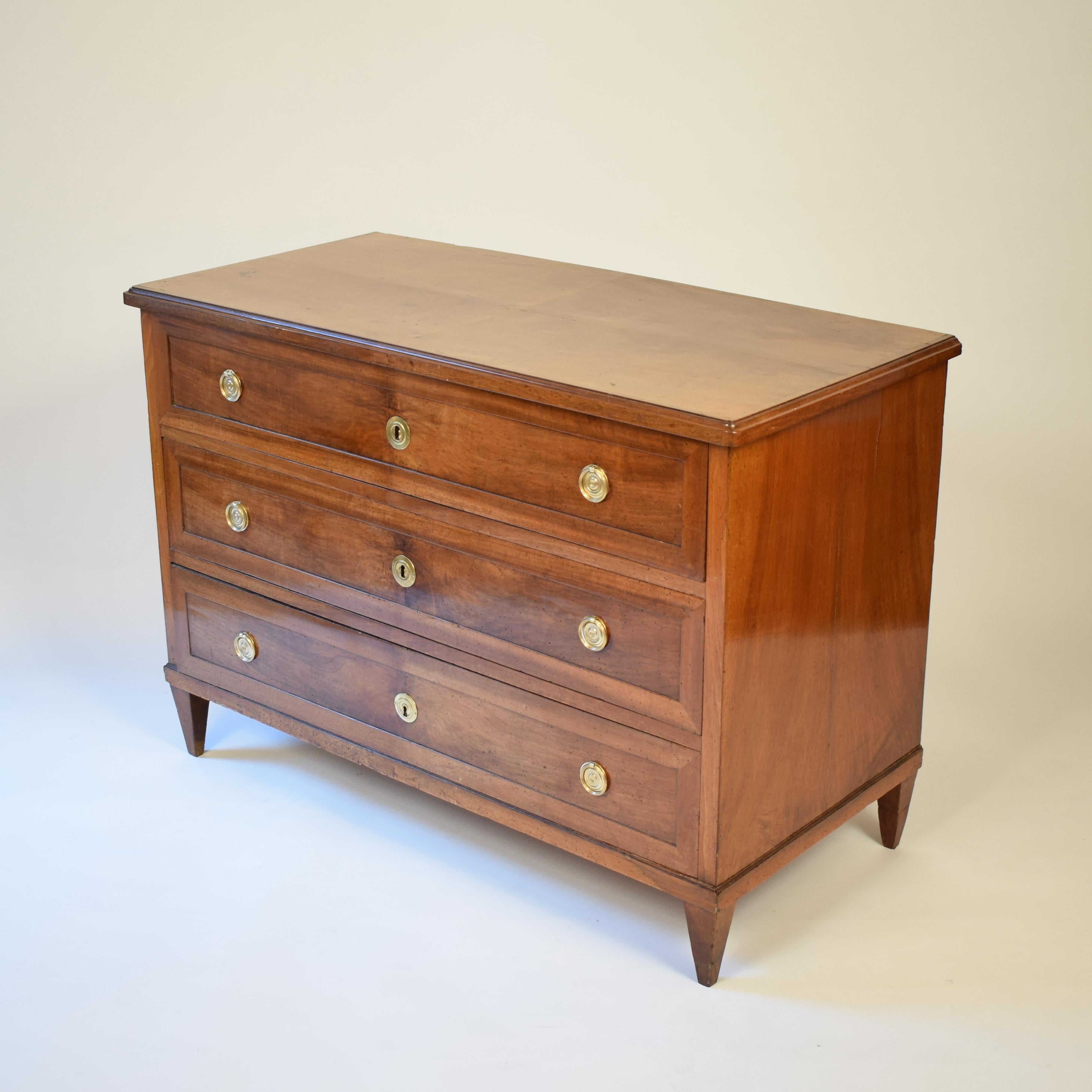 Early 19th Century Walnut Biedermeier Chests of Drawers im Zustand „Gut“ in Berlin, DE