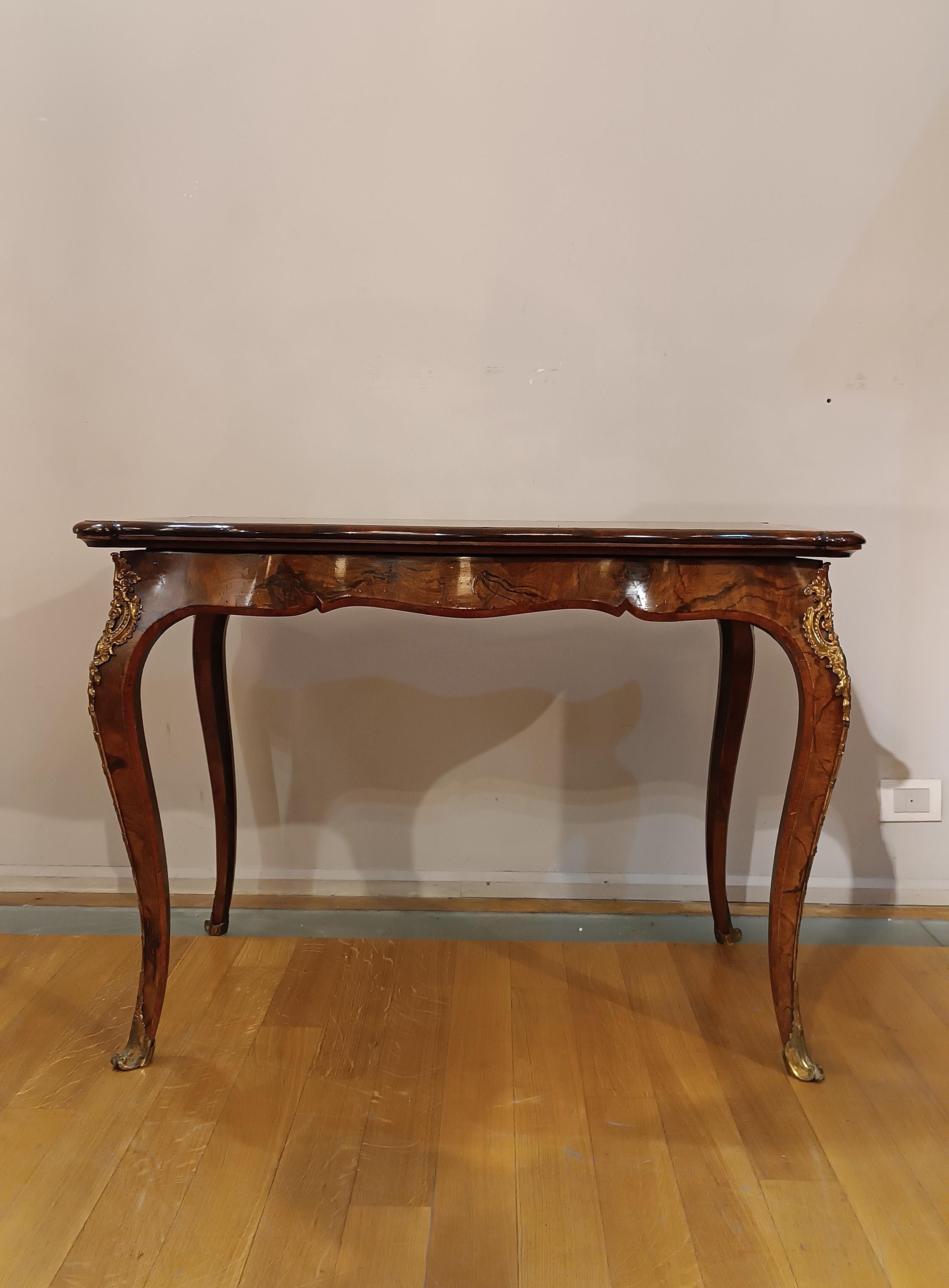 Eleganter französischer Kartentisch aus der ersten Hälfte des 19. Jahrhunderts (ca. 1820-1840), gekennzeichnet durch die für den Louis-Philippe-Stil typischen gewellten Beine. Dieser aus edlem Nussbaum gefertigte Mitteltisch lässt sich leicht in