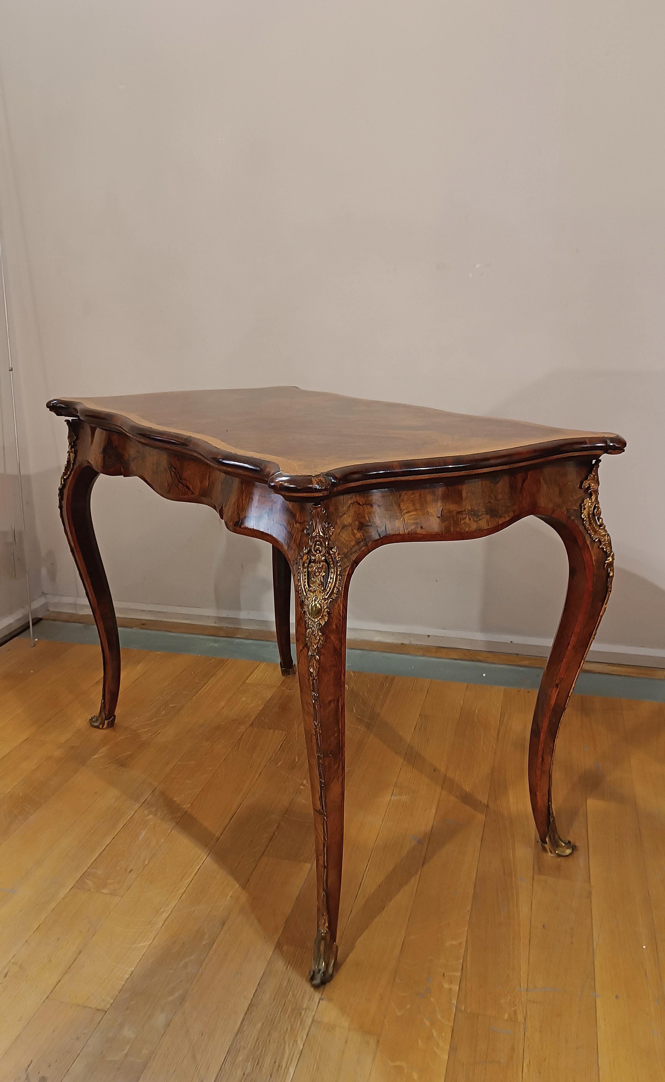 EARLY 19th CENTURY WALNUT BRIAR GAME TABLE In Good Condition For Sale In Firenze, FI