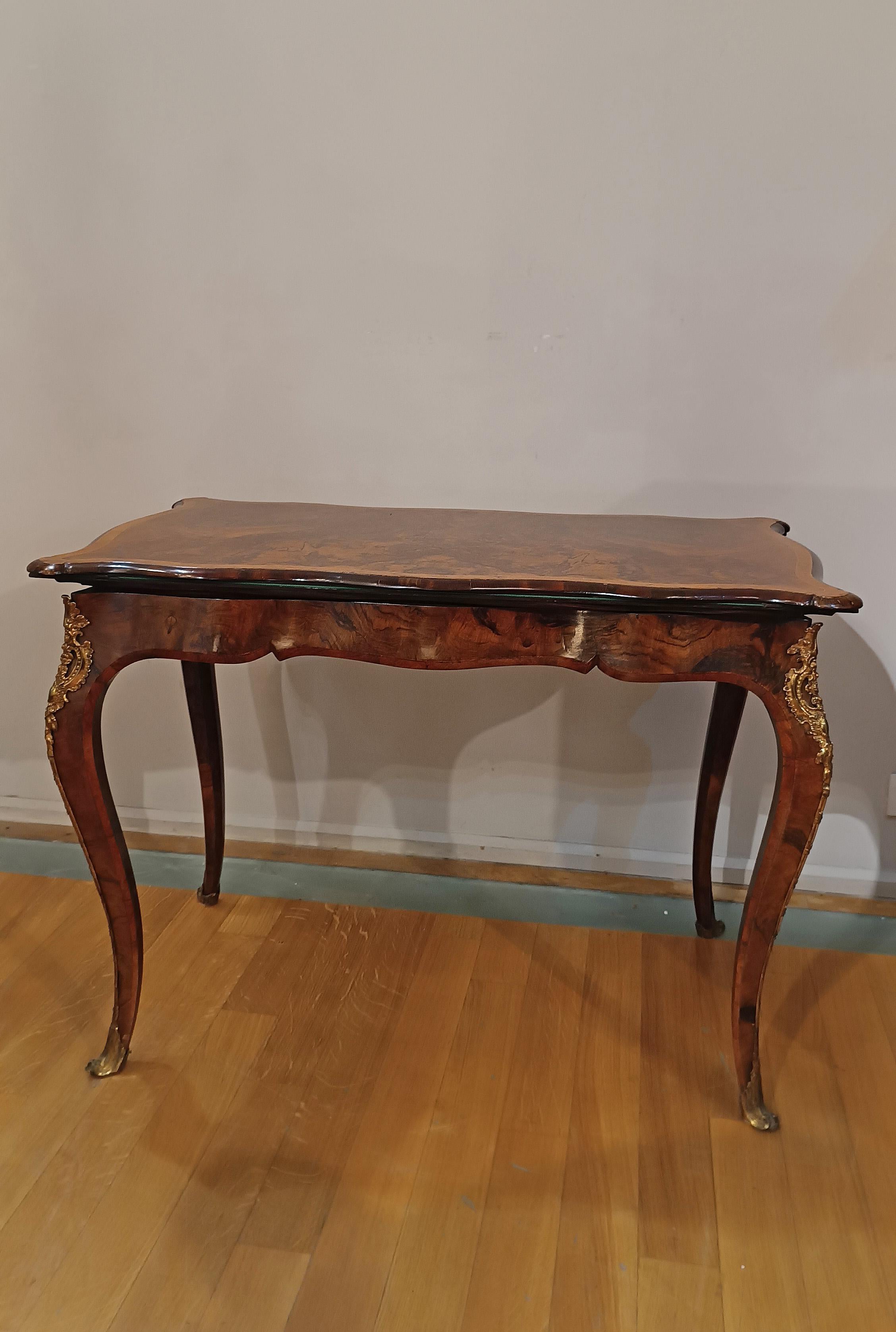 19th Century EARLY 19th CENTURY WALNUT BRIAR GAME TABLE For Sale