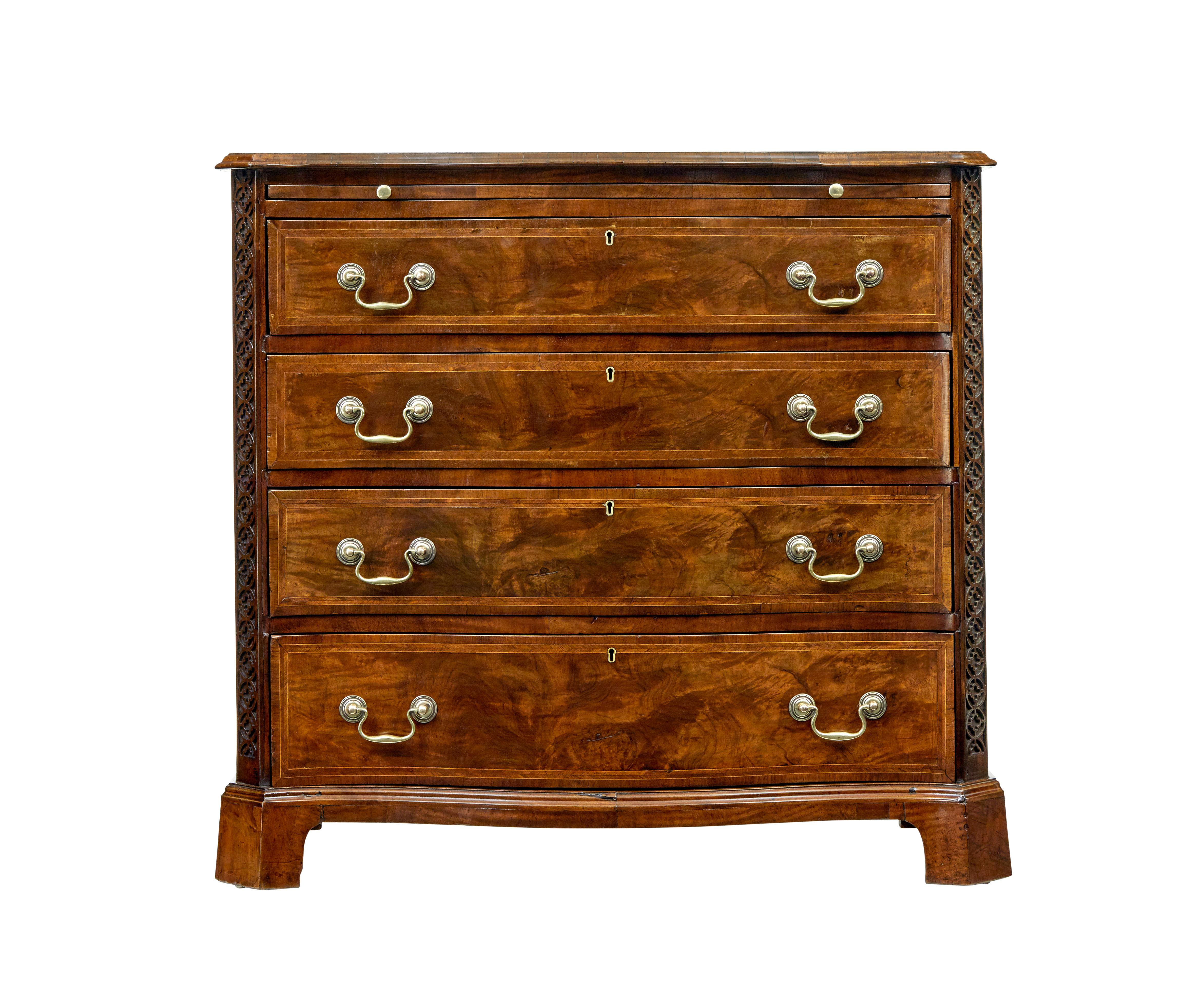 Chippendale Cassettiera in noce dei primi del XIX secolo in vendita