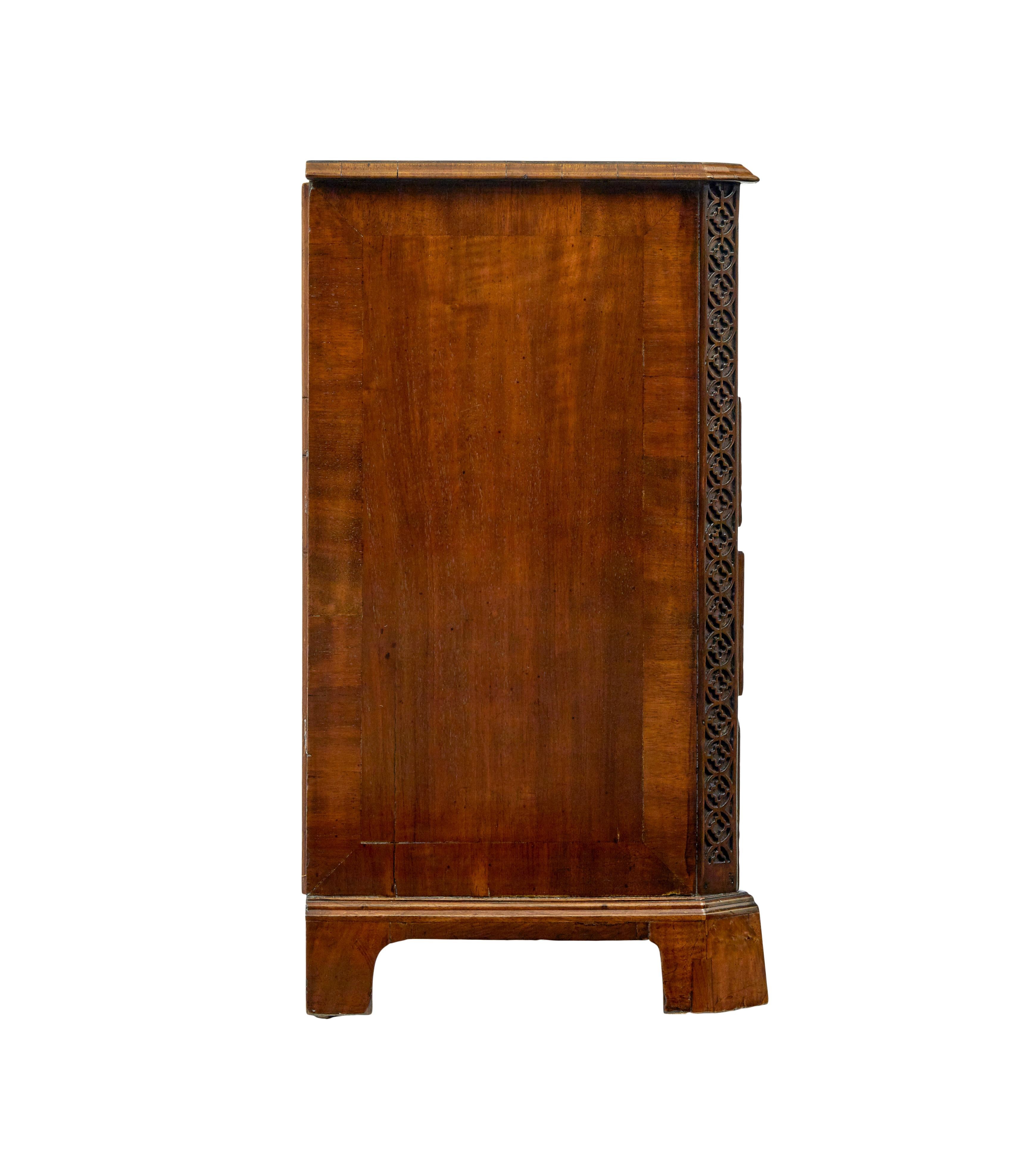 Intagliato a mano Cassettiera in noce dei primi del XIX secolo in vendita