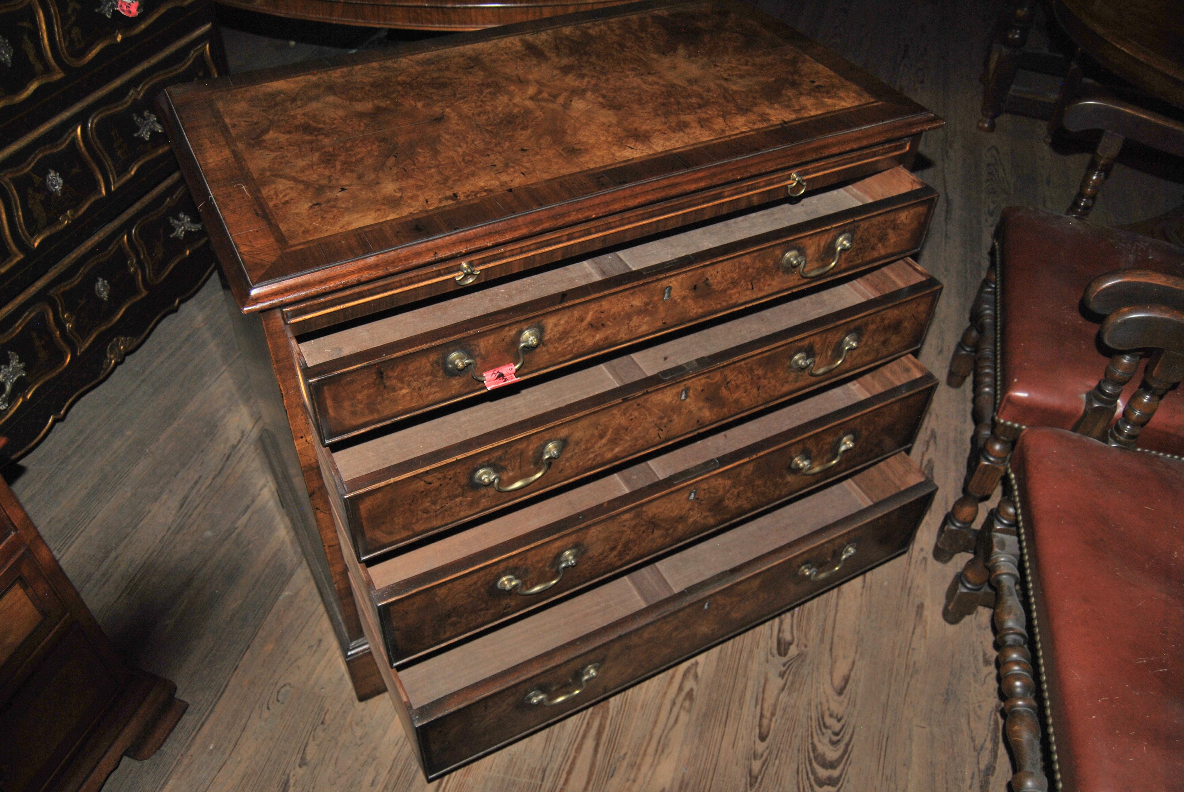English Early 19th Century Walnut Chest of Drawers For Sale