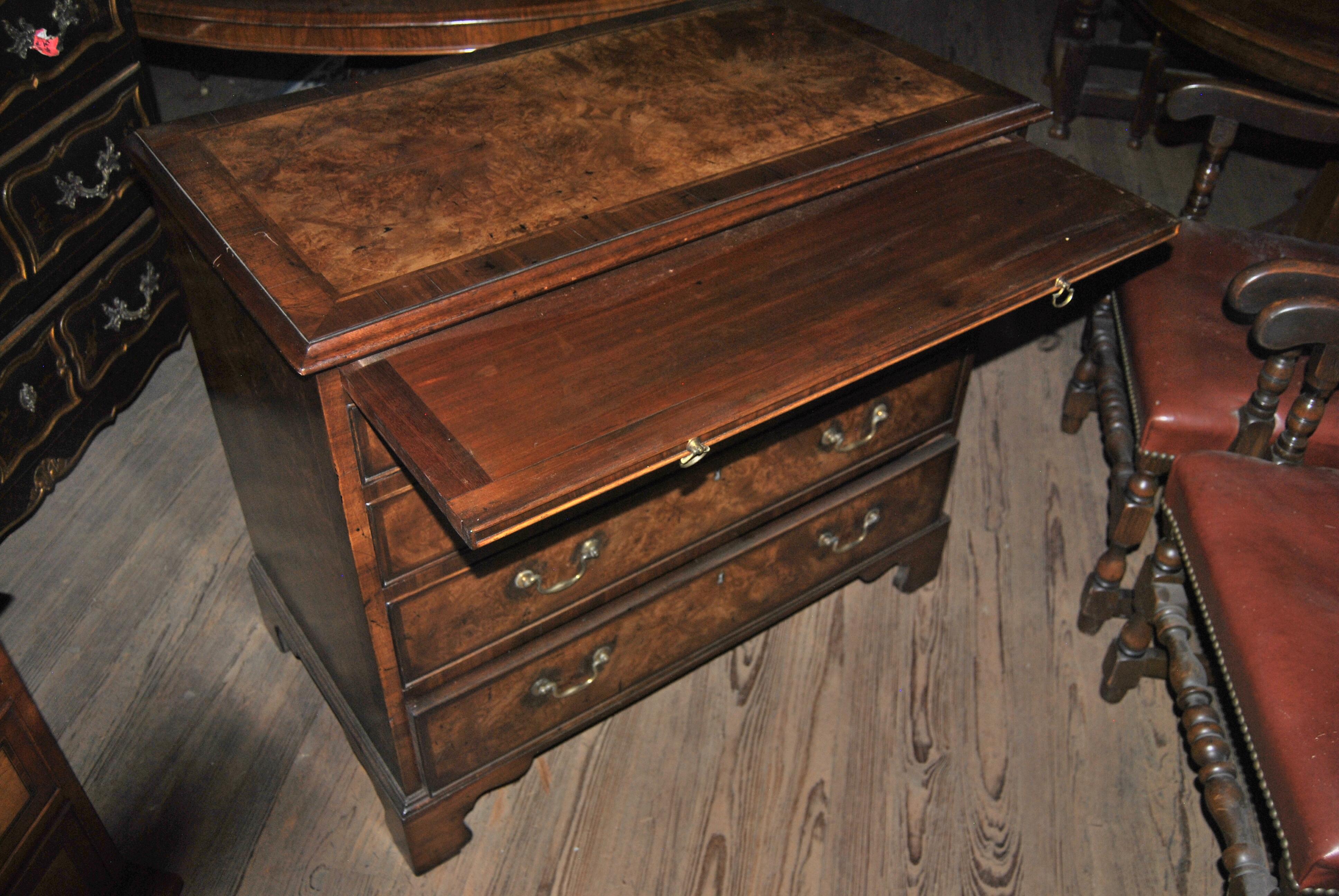 Early 19th Century Walnut Chest of Drawers In Good Condition For Sale In Savannah, GA
