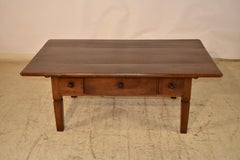 Mesa baja de nogal de principios del siglo XIX