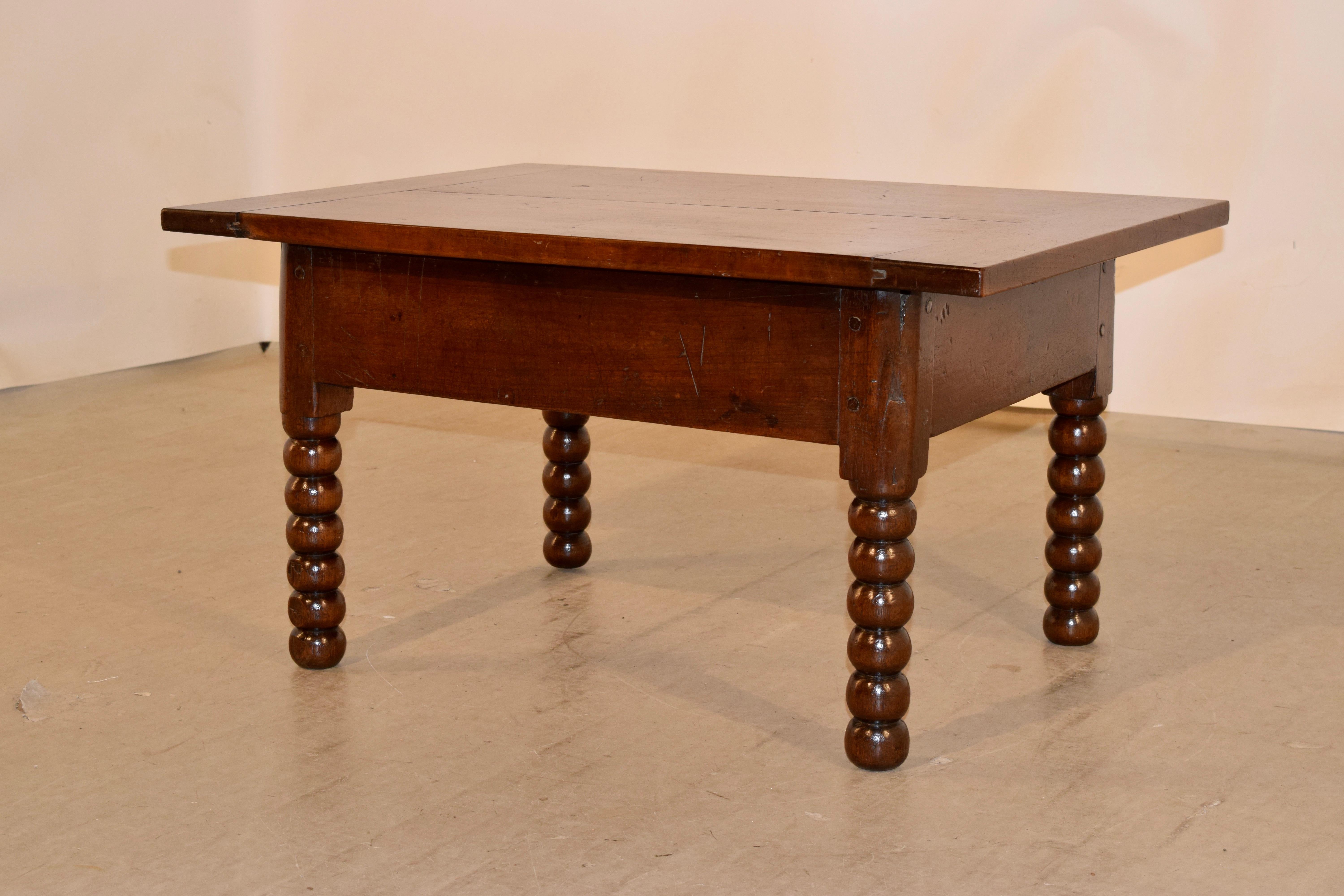 Early 19th Century Walnut Coffee Table In Good Condition In High Point, NC